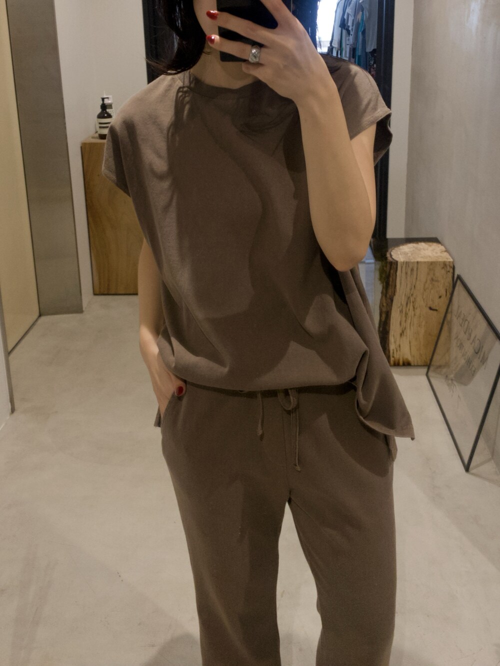ブラウン系のその他パンツ、ブラウン系のTシャツ/カットソーを着用したレディースの夏コーディネートの3枚目の写真
