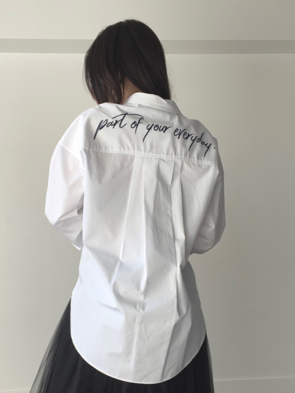 ブラック系のスカート、ホワイト系のシャツ/ブラウスを着用したレディースの春コーディネートの6枚目の写真