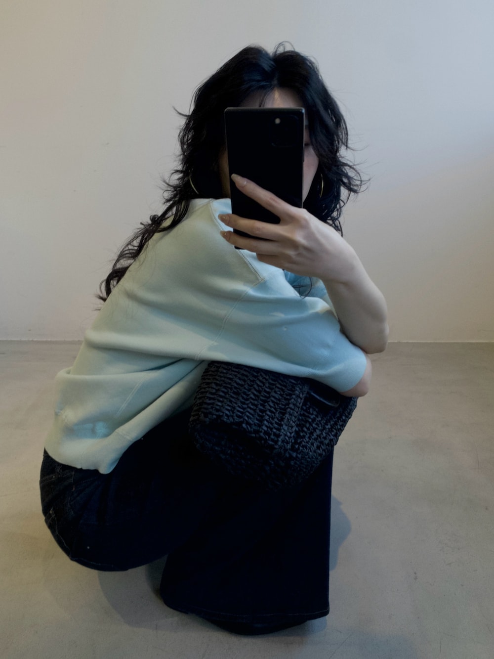 グリーン系のニット/セーターを着用したレディースの春コーディネートの4枚目の写真