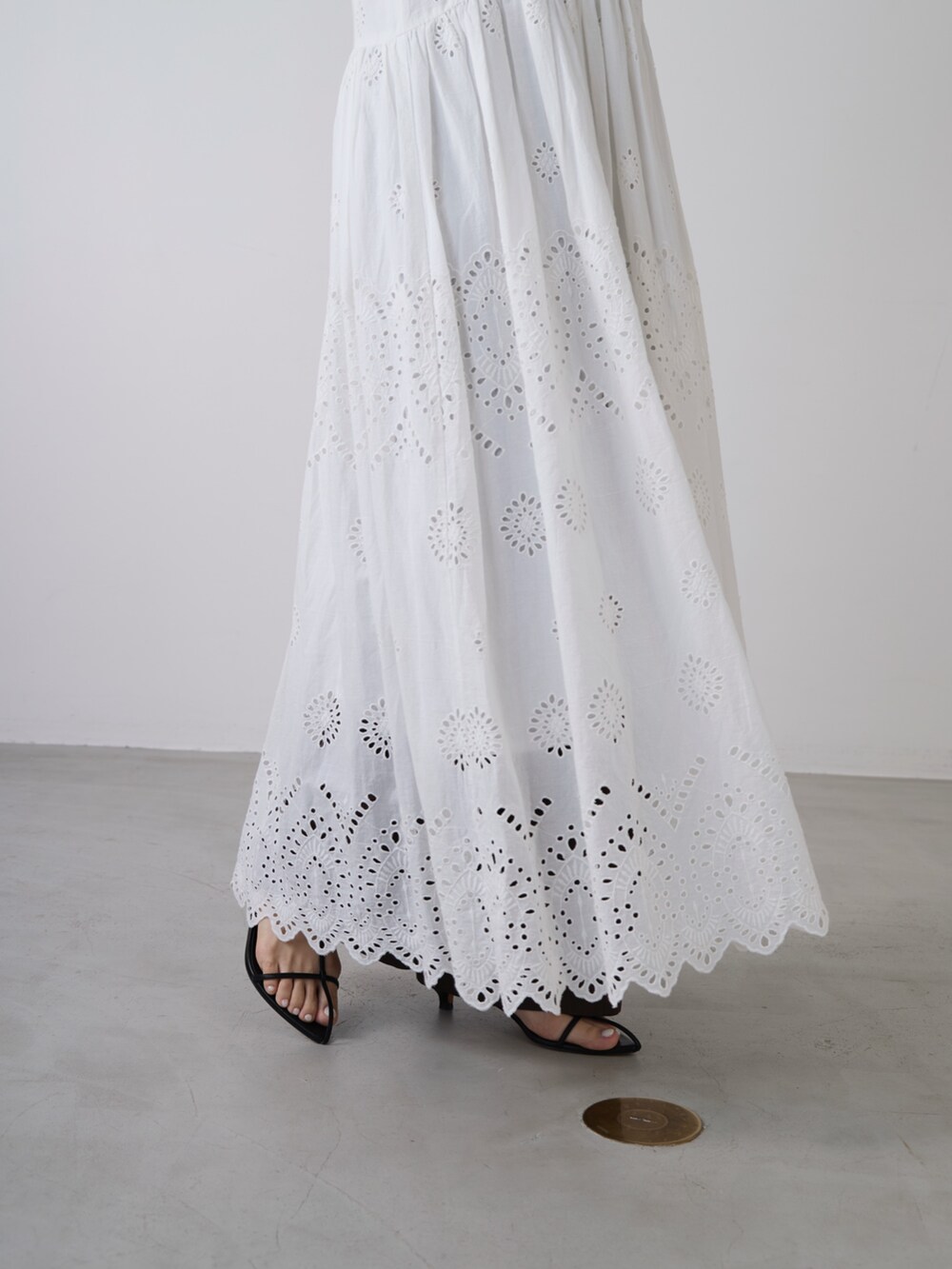 ホワイト系のワンピース、グレー系のタンクトップ、ブラウン系のその他パンツを着用したレディースの春コーディネートの5枚目の写真