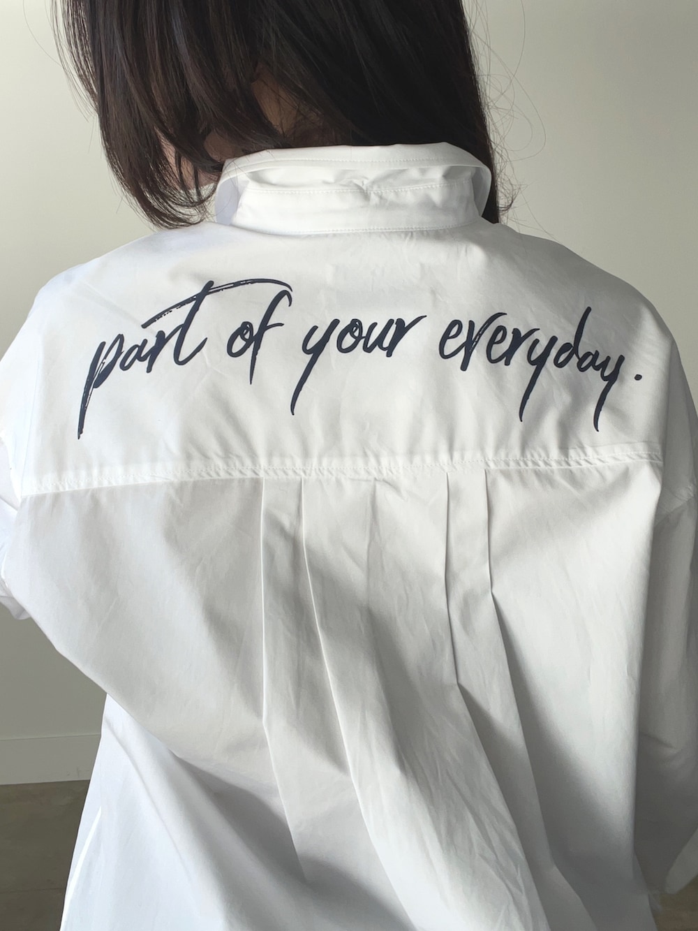 ブラック系のスカート、ホワイト系のシャツ/ブラウスを着用したレディースの春コーディネートの8枚目の写真