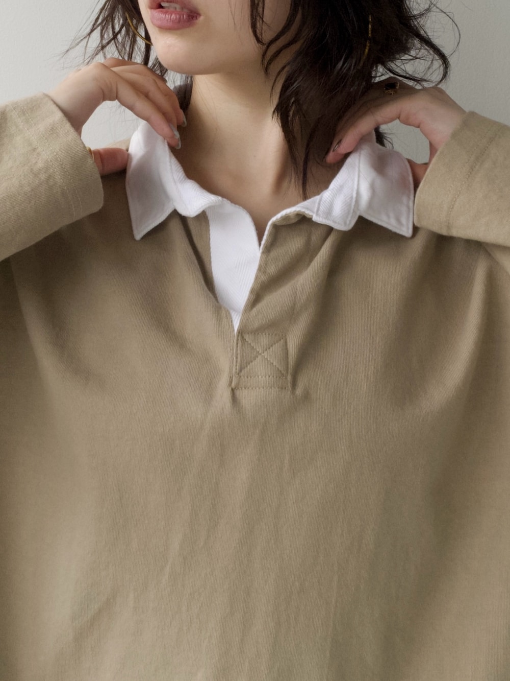 ベージュ系のTシャツ/カットソー、ホワイト系のキャミソール、ホワイト系のその他パンツを着用したレディースの夏コーディネートの4枚目の写真