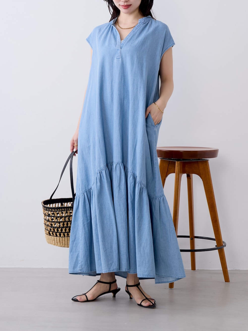 ブルー系のワンピースを着用したレディースの春コーディネートの4枚目の写真