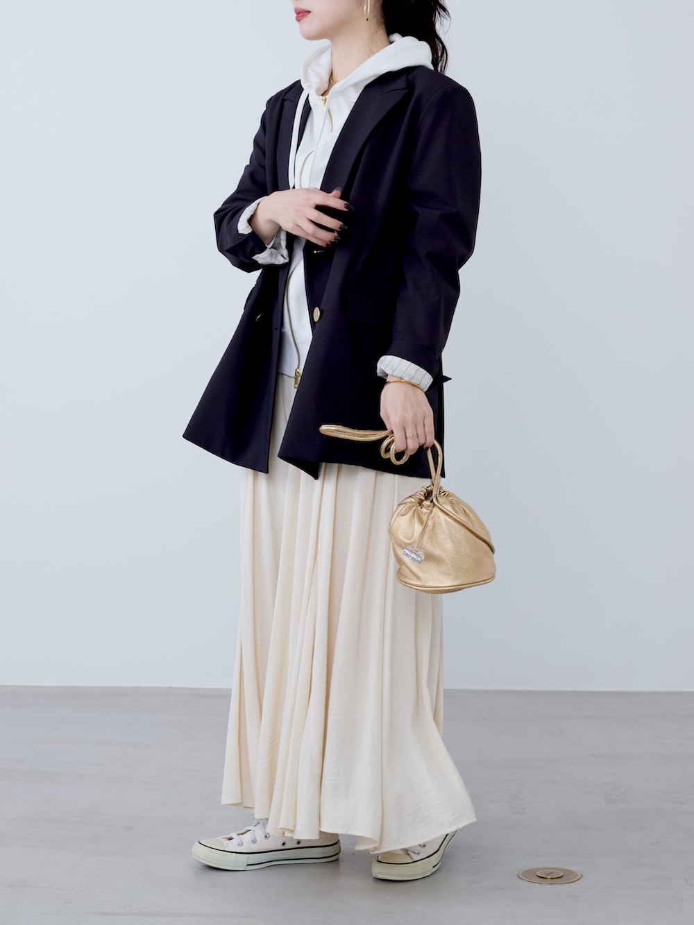 ブルー系のテーラードジャケット、ベージュ系のスカートを着用したレディースの冬コーディネートの5枚目の写真