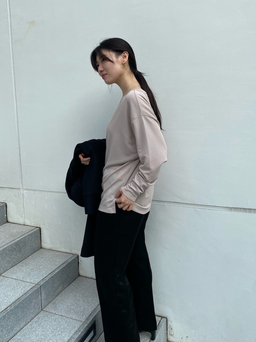 ピンク系のTシャツ/カットソー、ブラック系のその他パンツ、ブラック系のその他アウターを着用したレディースの秋コーディネートの4枚目の写真