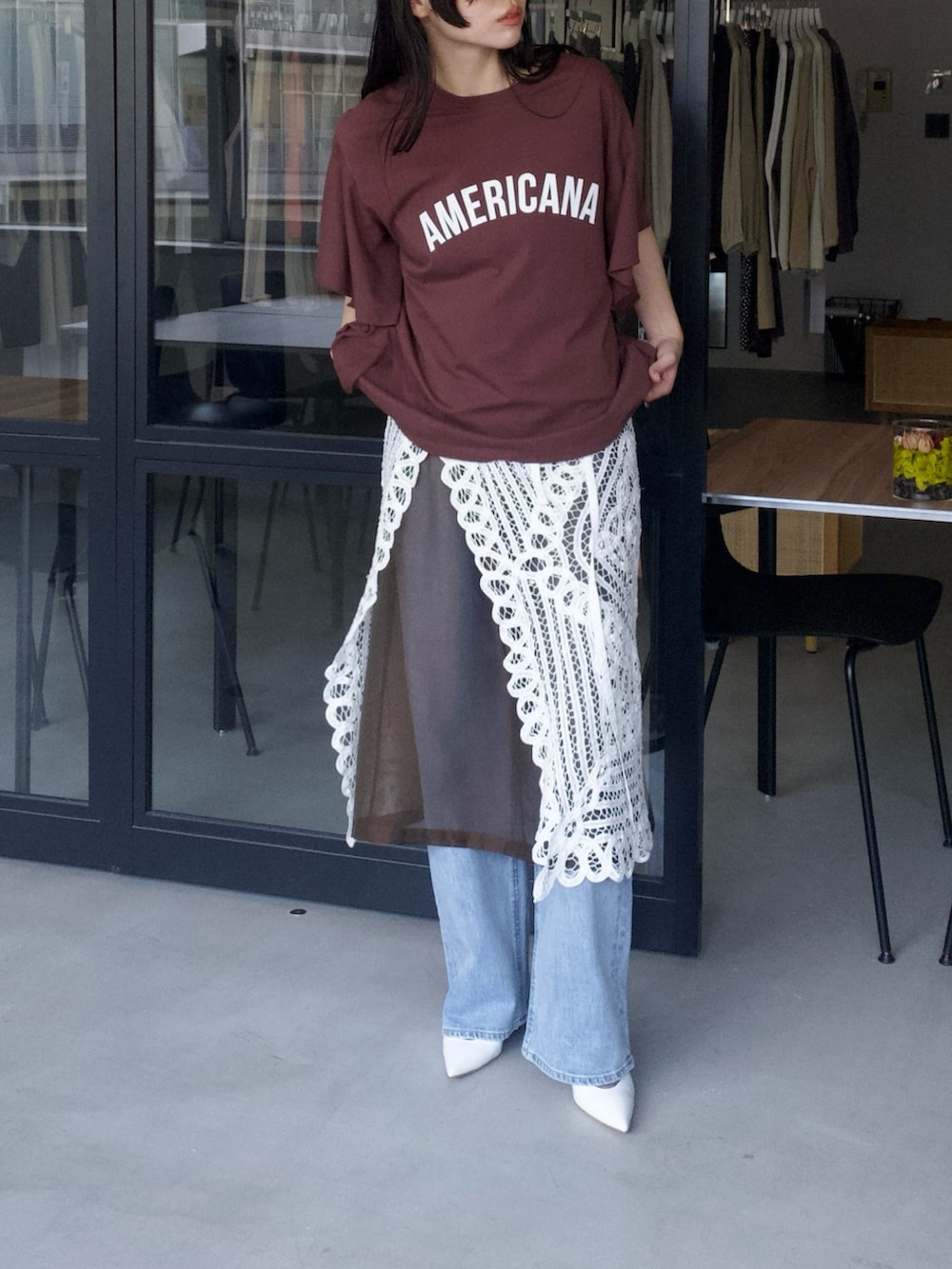 ブラウン系のTシャツ/カットソー、ブルー系のデニムパンツ、ブラウン系のワンピースを着用したレディースの夏コーディネートの4枚目の写真