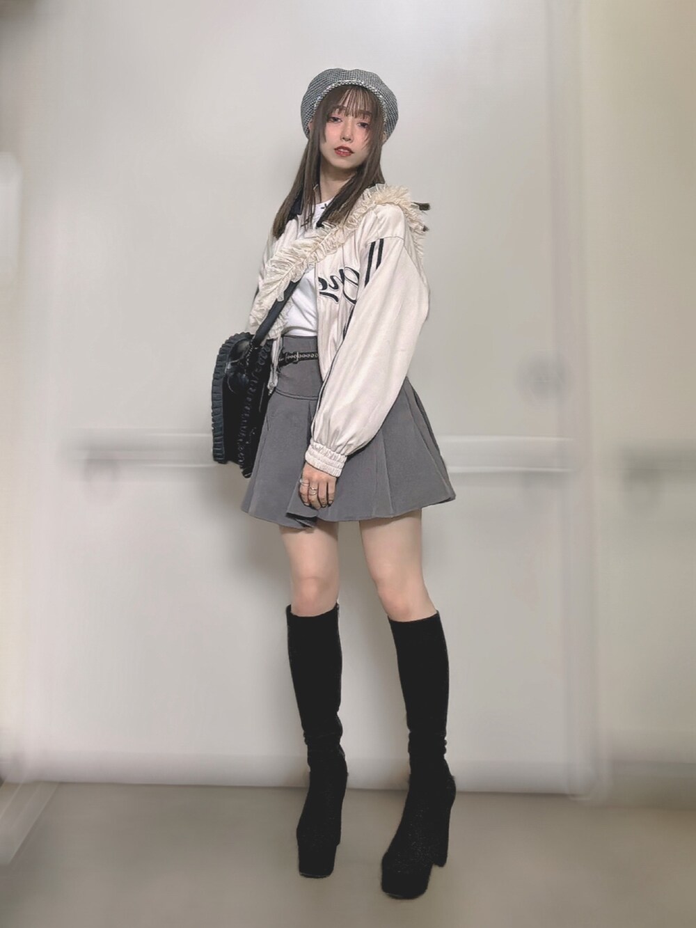 「スポーツミックス、おでかけコーデ、プチプラコーデ、プチプラ、カジュアルガーリー、ジャージ、低身長コーデ、フリル、骨格ウェーブ、淡色コーデ」｜「LILY BROWNのアイテム（ハンチング/ベレー帽、グレー系）」を使った、Luluさん（レディース・154cm）の春コーディネートの2枚目の写真