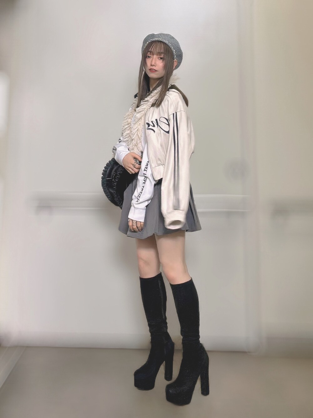 「スポーツミックス、おでかけコーデ、プチプラコーデ、プチプラ、カジュアルガーリー、ジャージ、低身長コーデ、フリル、骨格ウェーブ、淡色コーデ」｜「LILY BROWNのアイテム（ハンチング/ベレー帽、グレー系）」を使った、Luluさん（レディース・154cm）の春コーディネートの3枚目の写真