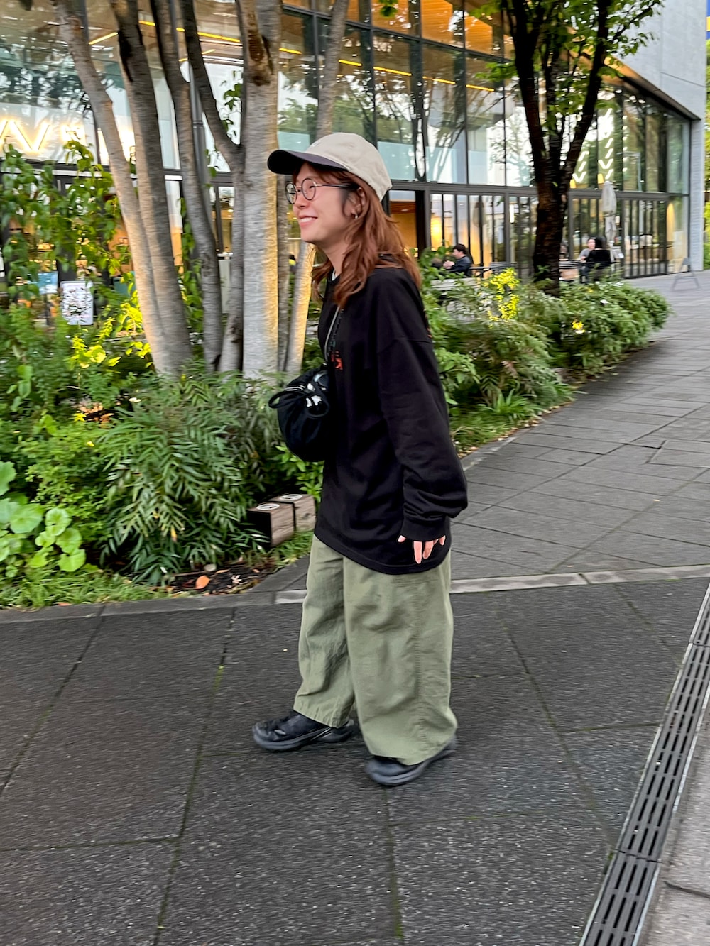 「ロンT、キャップ、ワイドパンツ、パンツスタイル、SALOMON、スニーカー、フェスコーデ、フェススタイル、パーマ、台湾」｜「台湾団欒のアイテム（Tシャツ/カットソー、ブラック系）」を使った、tarky3さん（レディース・145cm）の春コーディネートの3枚目の写真