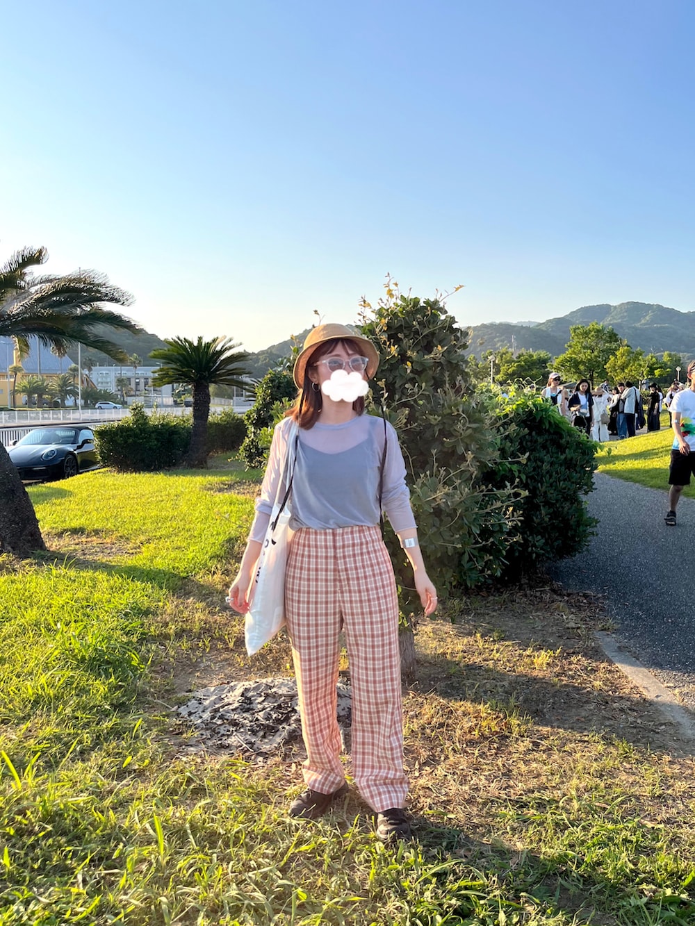 グレー系のTシャツ/カットソー、ピンク系のパンツ、ブラック系のスニーカーを着用したレディースの夏コーディネートの2枚目の写真