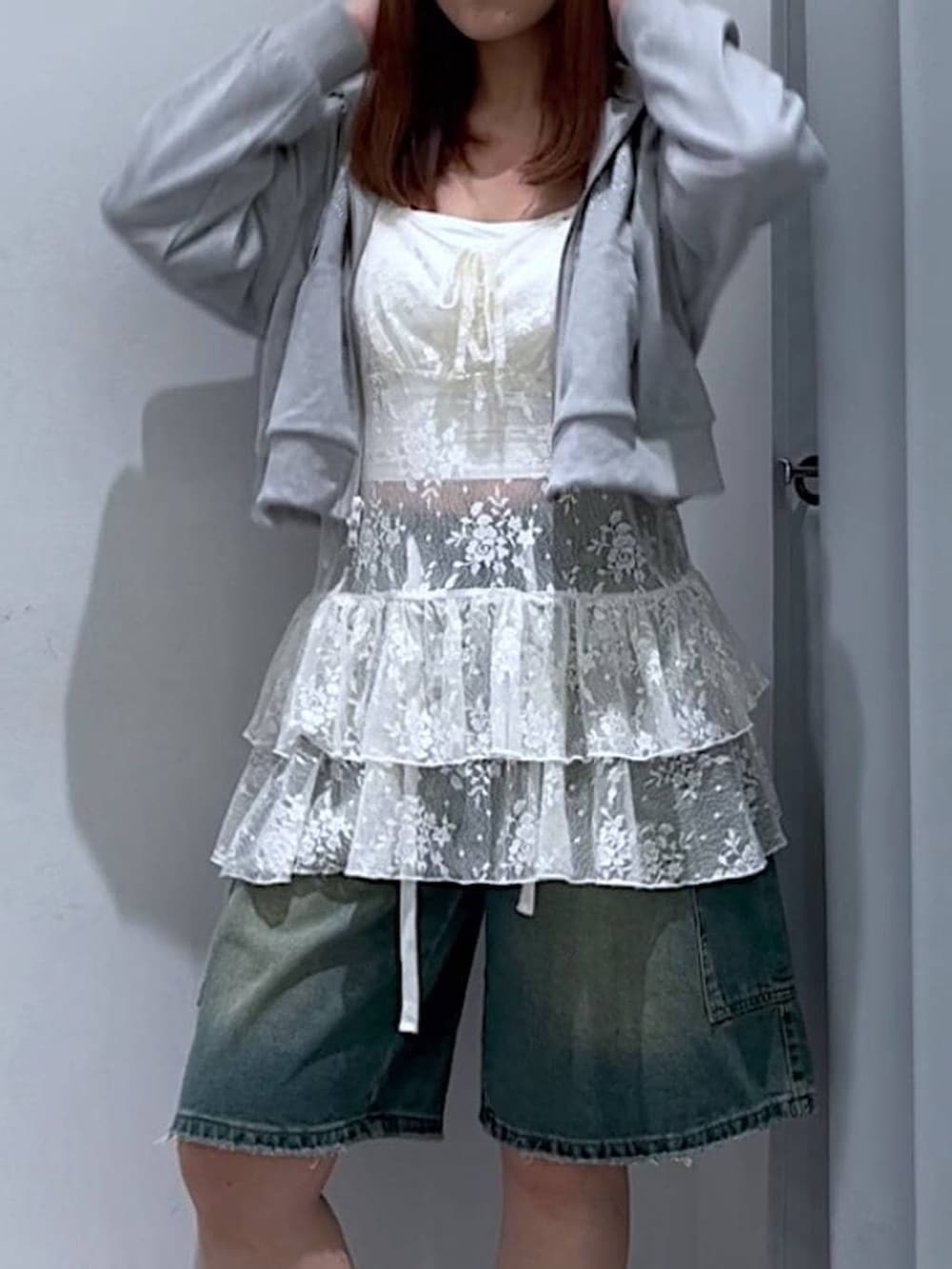 グレー系のパーカー、ホワイト系のキャミソール、ホワイト系のワンピースを着用したレディースの春コーディネートの2枚目の写真