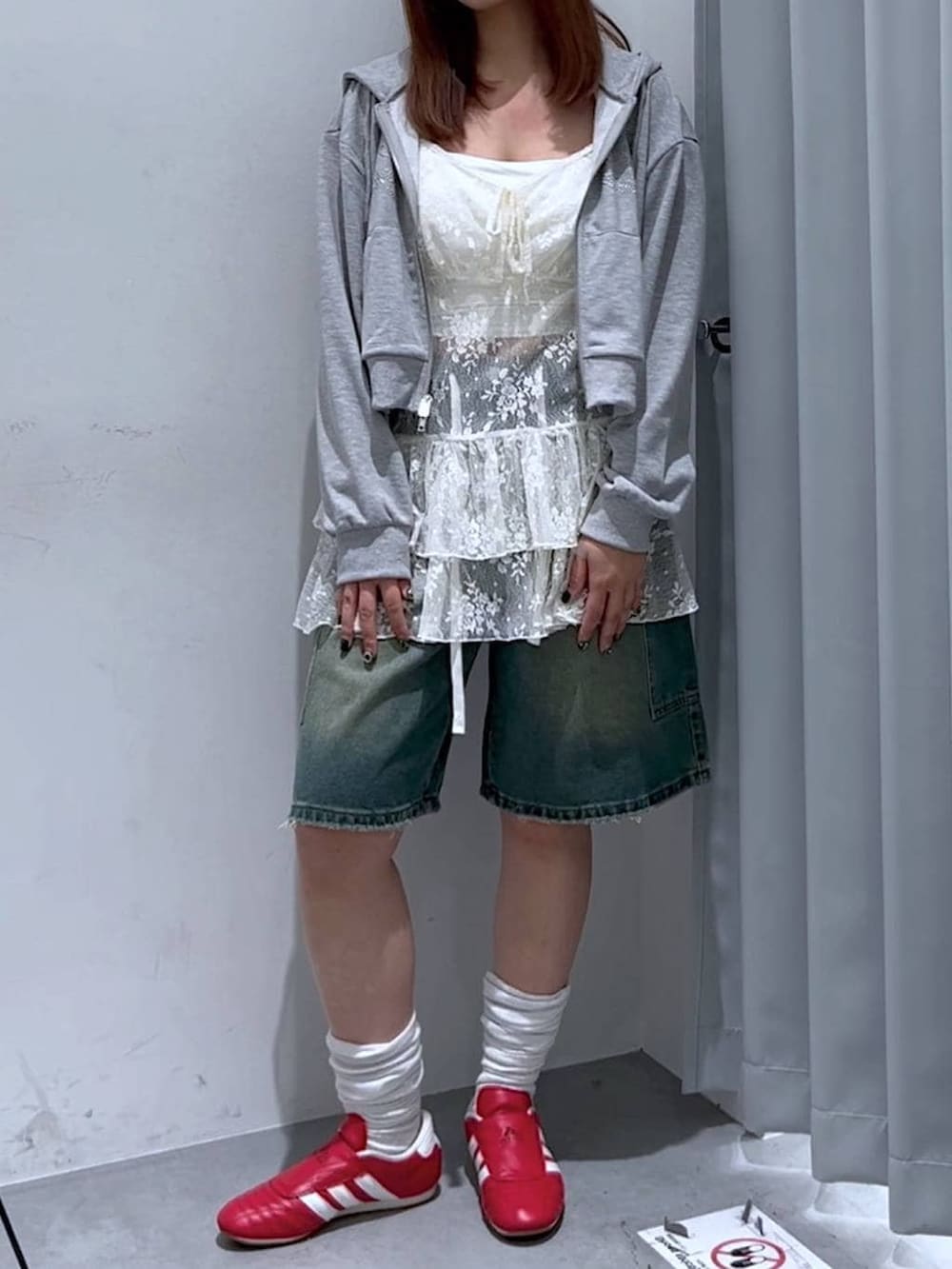 グレー系のパーカー、ホワイト系のキャミソール、ホワイト系のワンピースを着用したレディースの春コーディネートの6枚目の写真