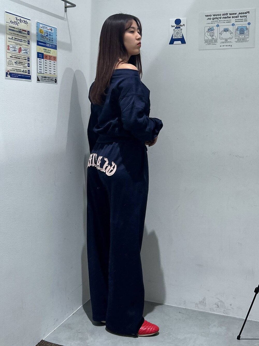 ブルー系のスウェット、ブルー系のスウェットパンツを着用したレディースの冬コーディネートの3枚目の写真