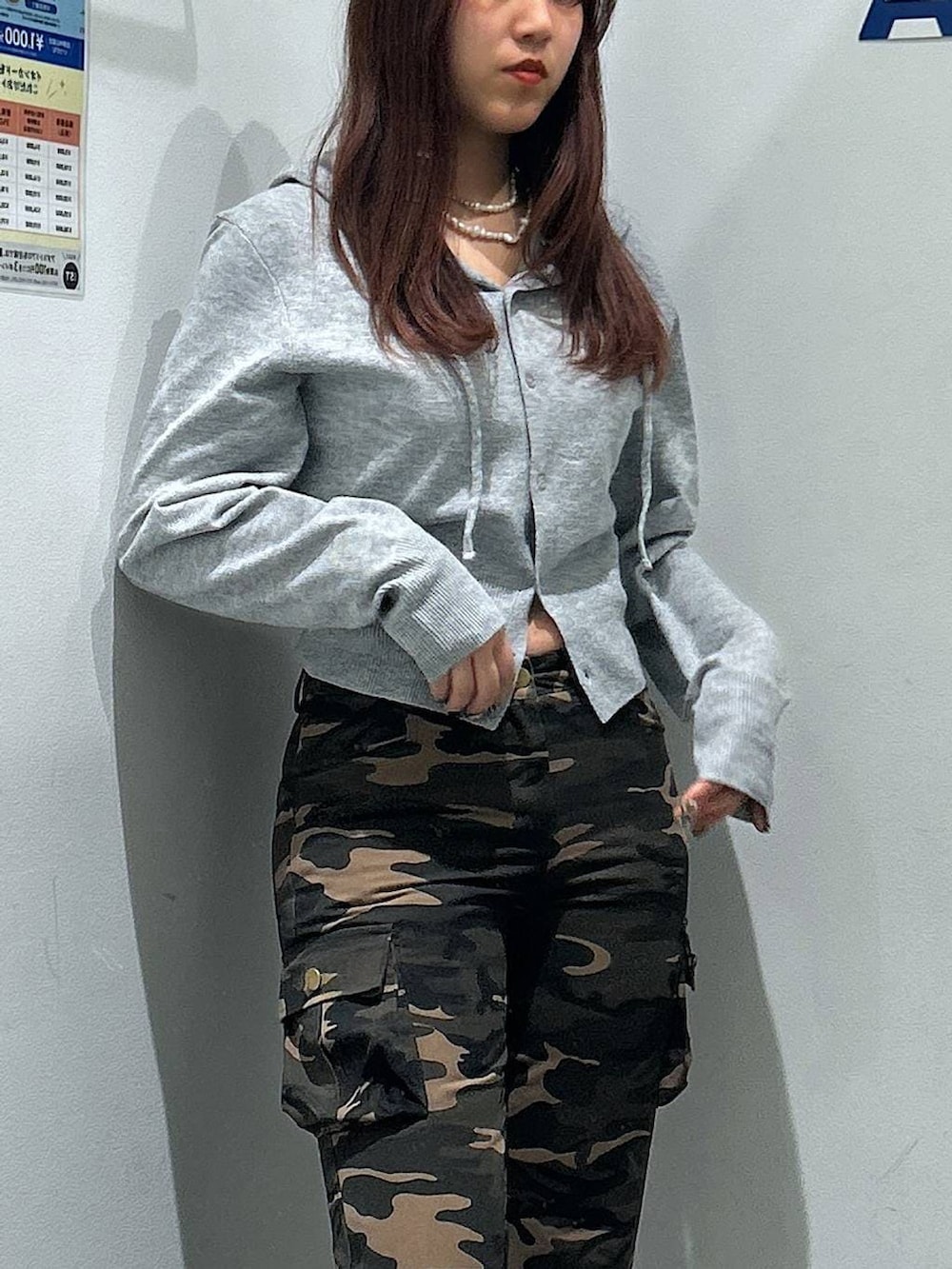 ブラウン系のローファー、グレー系のニット/セーター、グリーン系のデニムパンツを着用したレディースの冬コーディネートの2枚目の写真