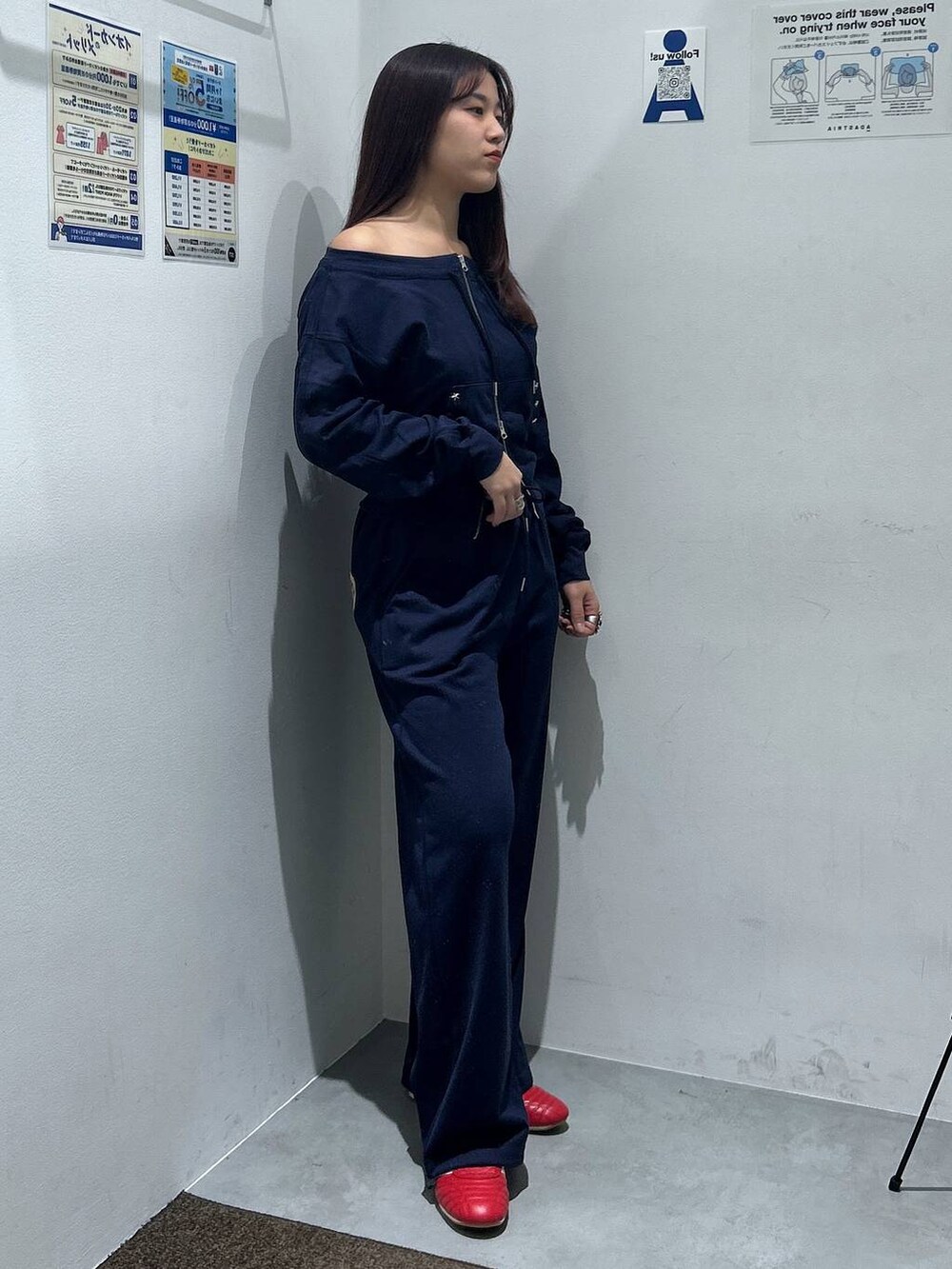 ブルー系のスウェット、ブルー系のスウェットパンツを着用したレディースの冬コーディネートの2枚目の写真