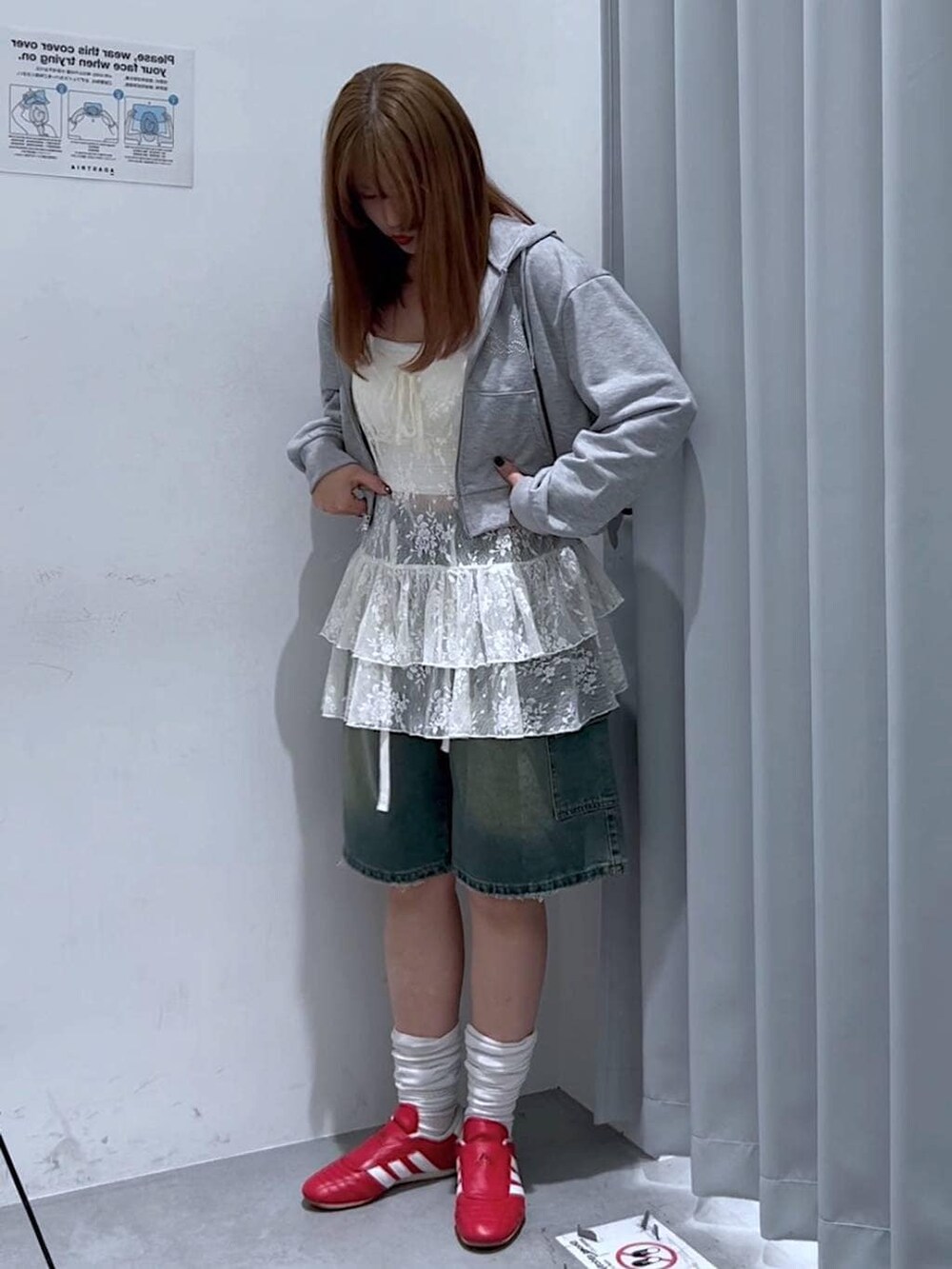 グレー系のパーカー、ホワイト系のキャミソール、ホワイト系のワンピースを着用したレディースの春コーディネートの5枚目の写真