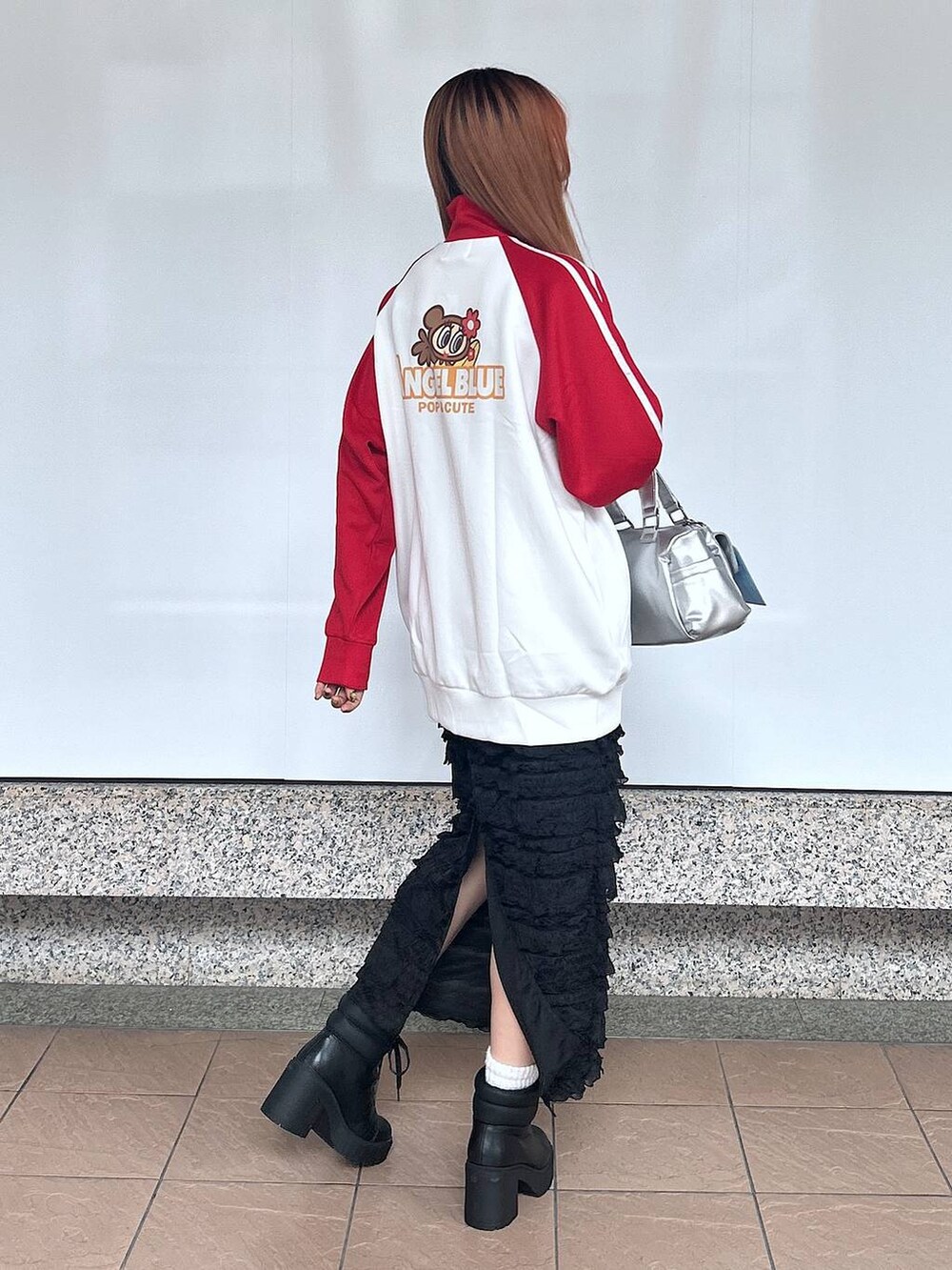「個性派、差し色コーデ、女子ウケ」｜「FOREVER 21の【新色追加・WEB限定カラーあり】合皮ダブルポケットショルダーバッグ（ショルダーバッグ、シルバー系）」を使った、shirabe108さん（レディース・163cm）の秋コーディネートの2枚目の写真