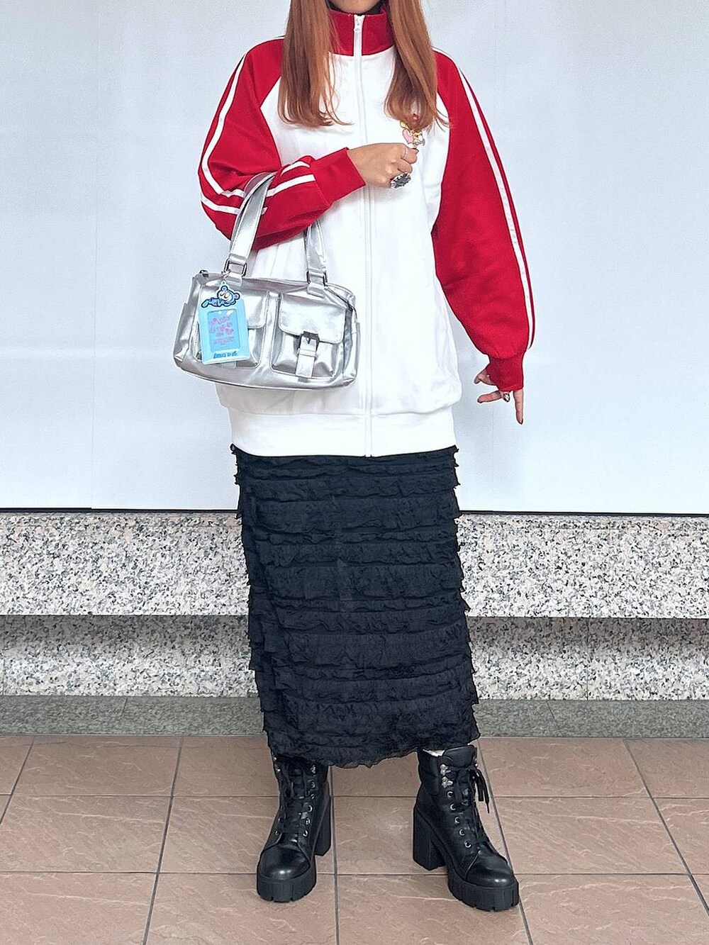 「個性派、差し色コーデ、女子ウケ」｜「FOREVER 21の【新色追加・WEB限定カラーあり】合皮ダブルポケットショルダーバッグ（ショルダーバッグ、シルバー系）」を使った、shirabe108さん（レディース・163cm）の秋コーディネートの4枚目の写真