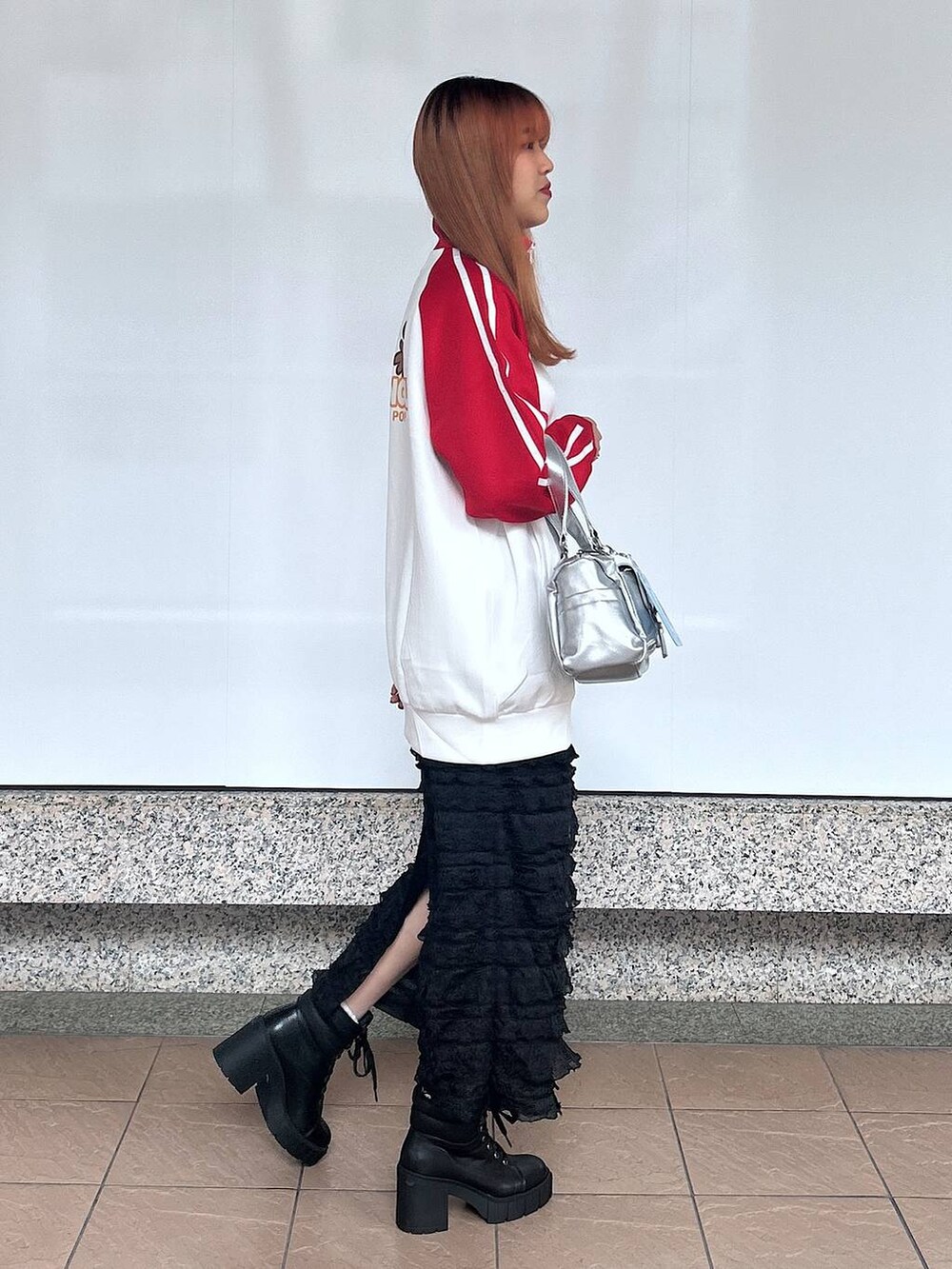 「個性派、差し色コーデ、女子ウケ」｜「FOREVER 21の【新色追加・WEB限定カラーあり】合皮ダブルポケットショルダーバッグ（ショルダーバッグ、シルバー系）」を使った、shirabe108さん（レディース・163cm）の秋コーディネートの3枚目の写真