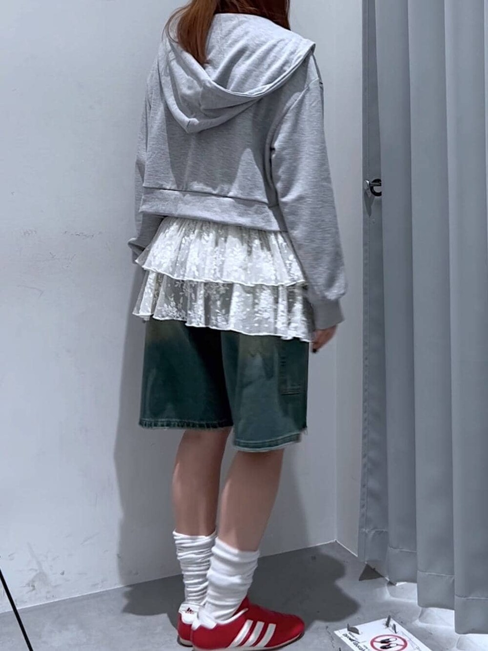 グレー系のパーカー、ホワイト系のキャミソール、ホワイト系のワンピースを着用したレディースの春コーディネートの3枚目の写真