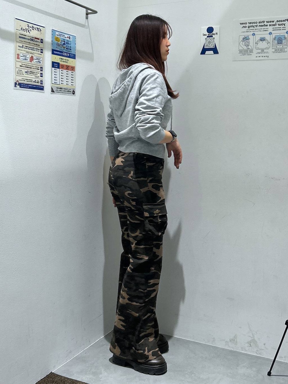 ブラウン系のローファー、グレー系のニット/セーター、グリーン系のデニムパンツを着用したレディースの冬コーディネートの3枚目の写真