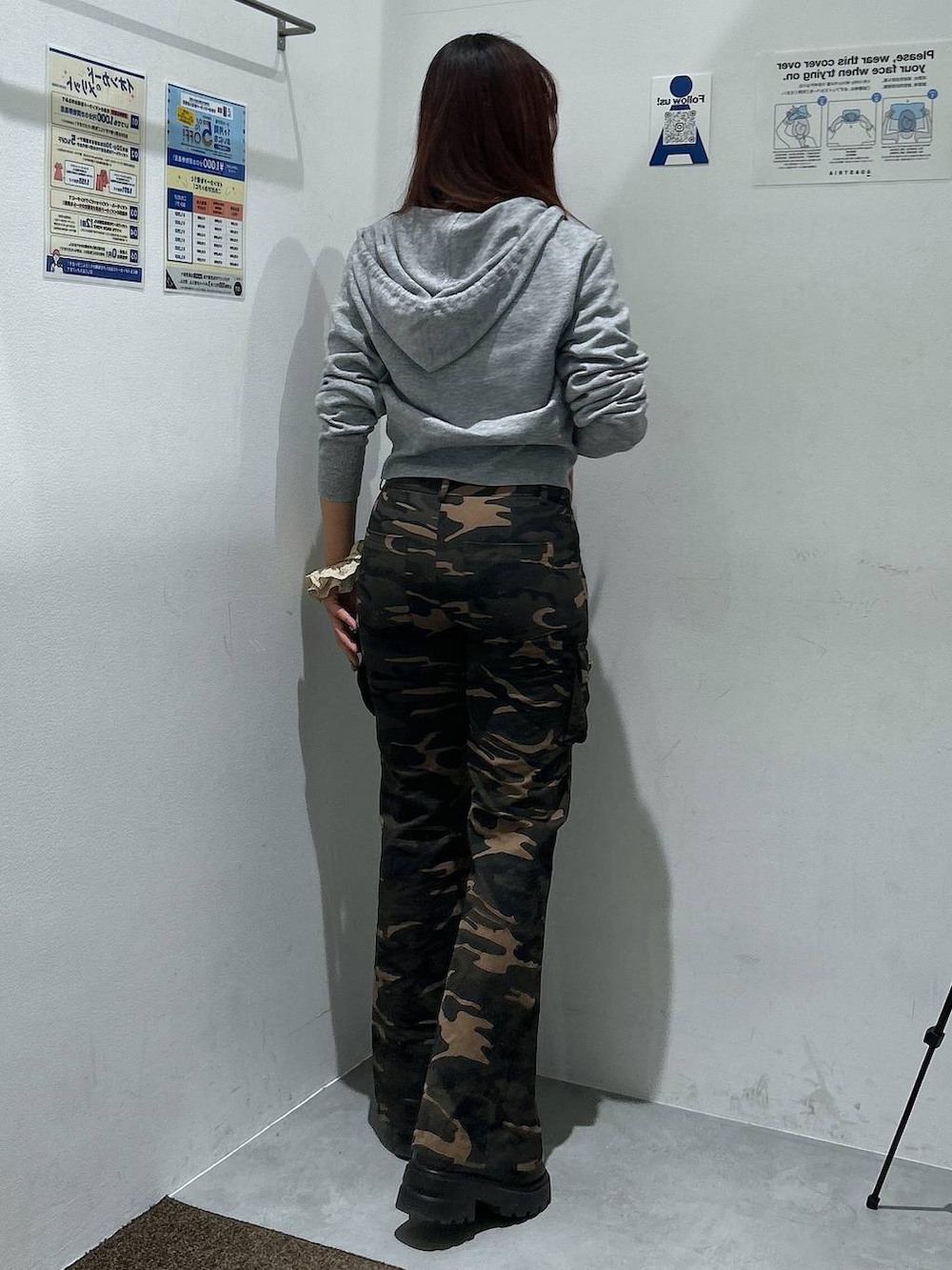 ブラウン系のローファー、グレー系のニット/セーター、グリーン系のデニムパンツを着用したレディースの冬コーディネートの4枚目の写真