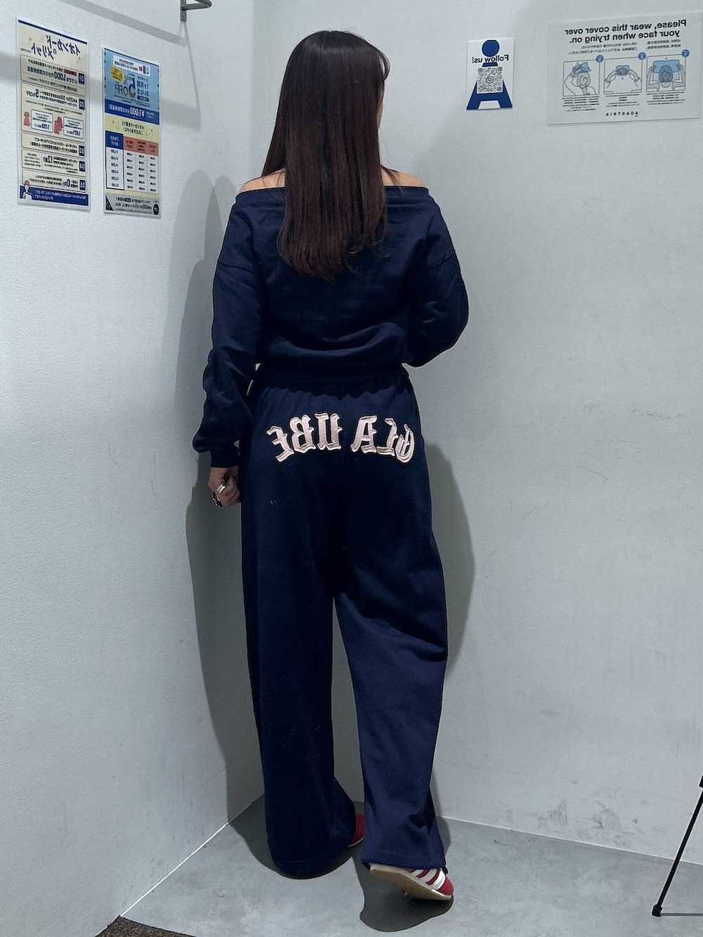 ブルー系のスウェット、ブルー系のスウェットパンツを着用したレディースの冬コーディネートの4枚目の写真