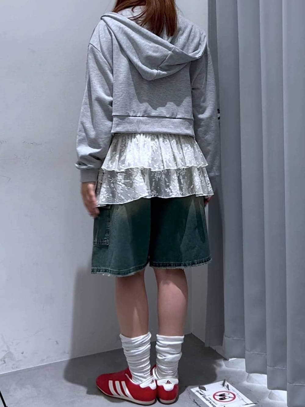 グレー系のパーカー、ホワイト系のキャミソール、ホワイト系のワンピースを着用したレディースの春コーディネートの4枚目の写真