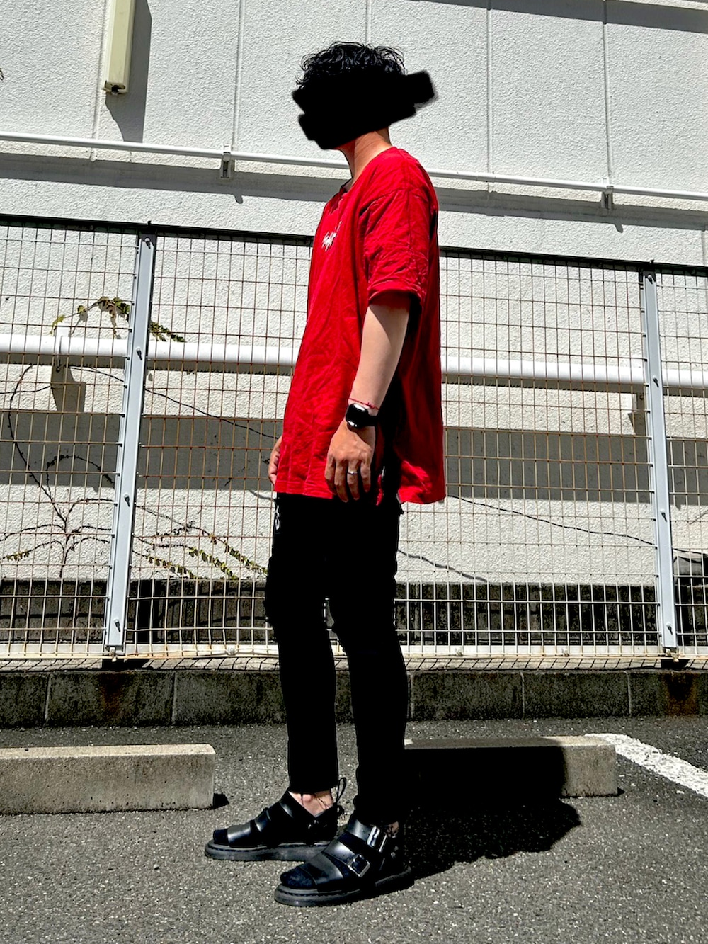 レッド系のTシャツ/カットソー、レッド系のTシャツ/カットソー、ブラック系のデニムパンツを着用したメンズの夏コーディネートの2枚目の写真