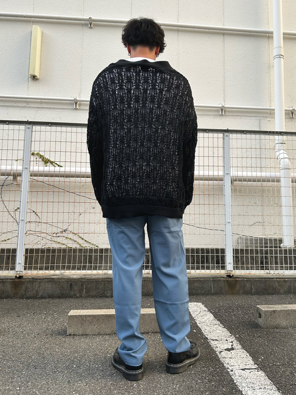 ホワイト系のTシャツ/カットソー、ブルー系のスラックス、ブラック系のローファーを着用したメンズの秋コーディネートの3枚目の写真