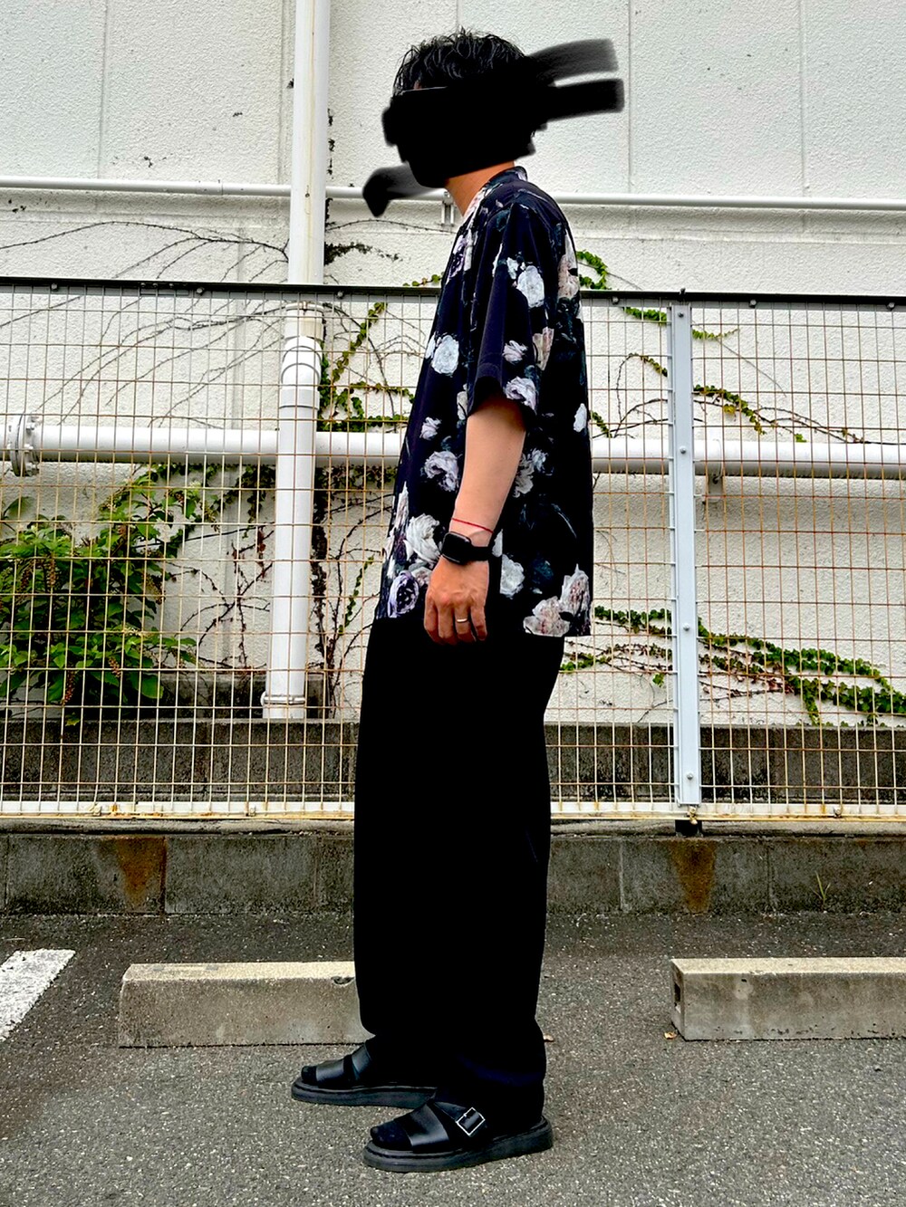 ブルー系のシャツ/ブラウス、ブラック系のスラックス、ブラック系のサンダルを着用したメンズの夏コーディネートの2枚目の写真