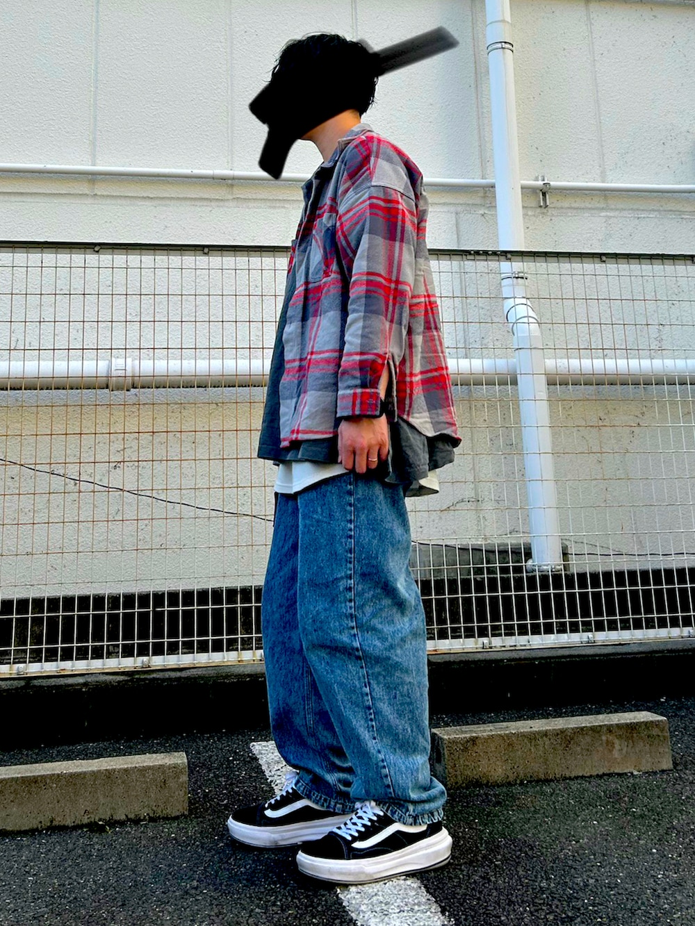 レッド系のシャツ/ブラウス、グレー系のTシャツ/カットソー、ブルー系のデニムパンツを着用したメンズの夏コーディネートの2枚目の写真