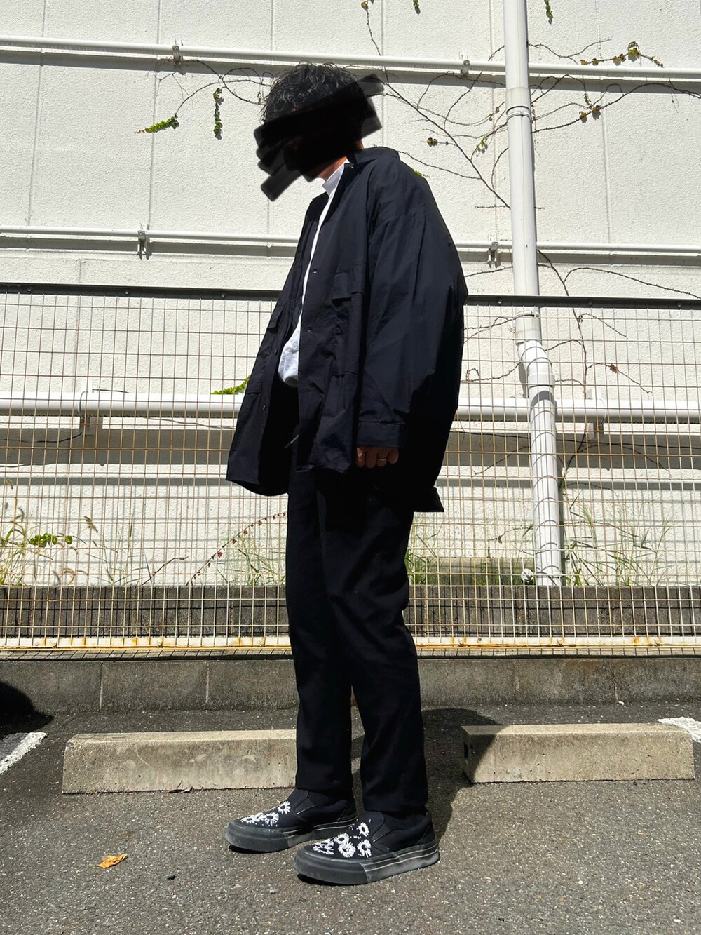 ホワイト系のTシャツ/カットソー、ブラック系のシャツ/ブラウス、ブラック系のスラックスを着用したメンズの秋コーディネートの2枚目の写真