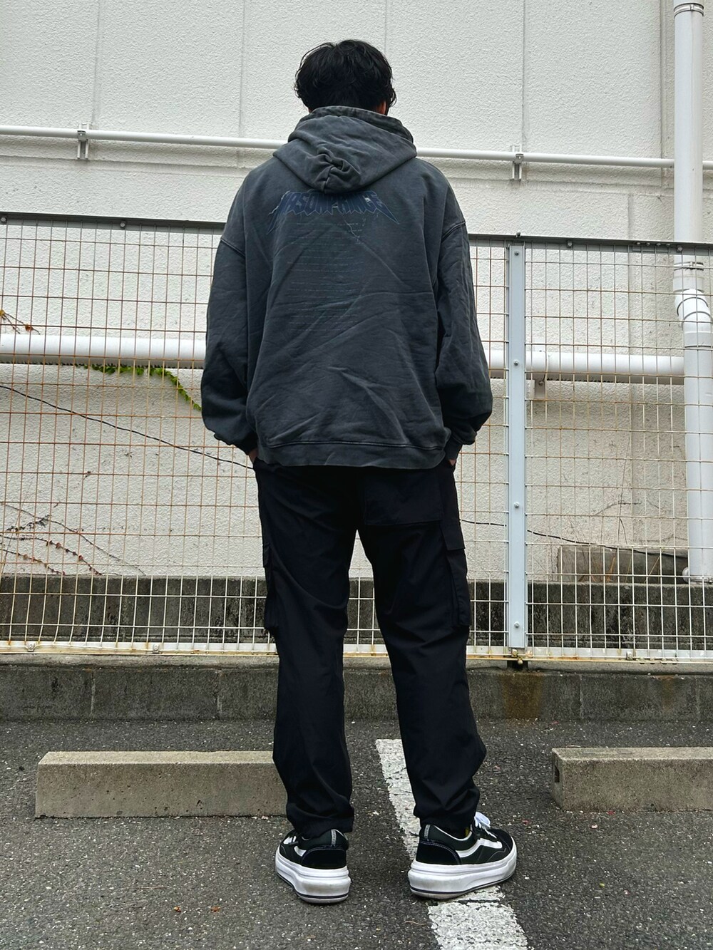 「オトナカジュアル、秋のコーデ、カジュアルコーデ、シンプルスタイル、プチプラ、パーカー、VANS、ストリート、カーゴパンツ、スニーカー、シンプルコーデ、Y-3、ラクチンコーデ、ストリートコーデ、カーゴパンツコーデ」｜「MASONPRINCEの【日本別注・ZOZOTOWN限定】 MPオリジナル ビッグシルエット ヴィンテージ加工 ロックパーカー WY6117【M.P Studios】（パーカー、グレー系）」を使った、ひろやん。さん（メンズ・172cm）の秋コーディネートの3枚目の写真