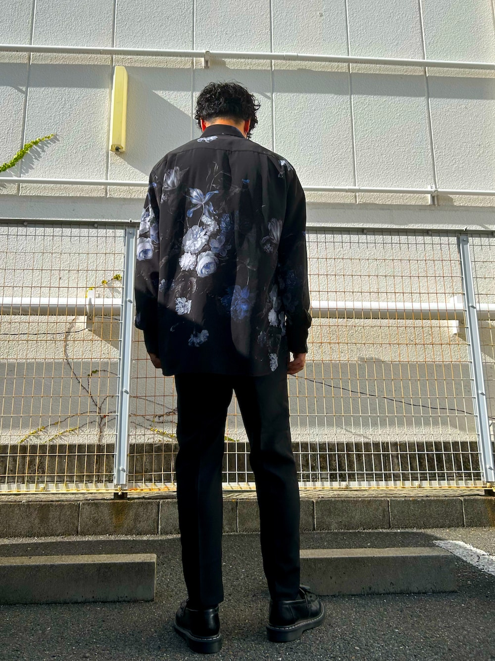 ブルー系のシャツ/ブラウス、ブラック系のスラックス、ブラック系のローファーを着用したメンズの夏コーディネートの3枚目の写真