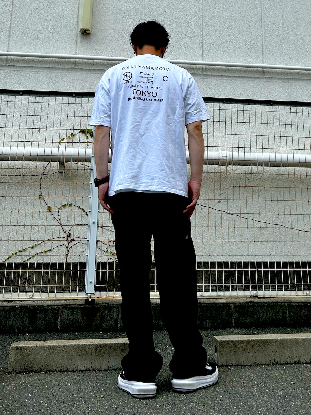 ホワイト系のTシャツ/カットソー、ホワイト系のTシャツ/カットソー、ブラック系のチノパンツを着用したメンズの夏コーディネートの3枚目の写真
