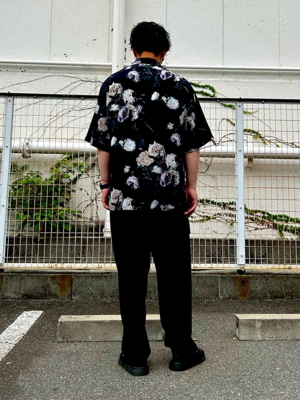 ブルー系のシャツ/ブラウス、ブラック系のスラックス、ブラック系のサンダルを着用したメンズの夏コーディネートの3枚目の写真