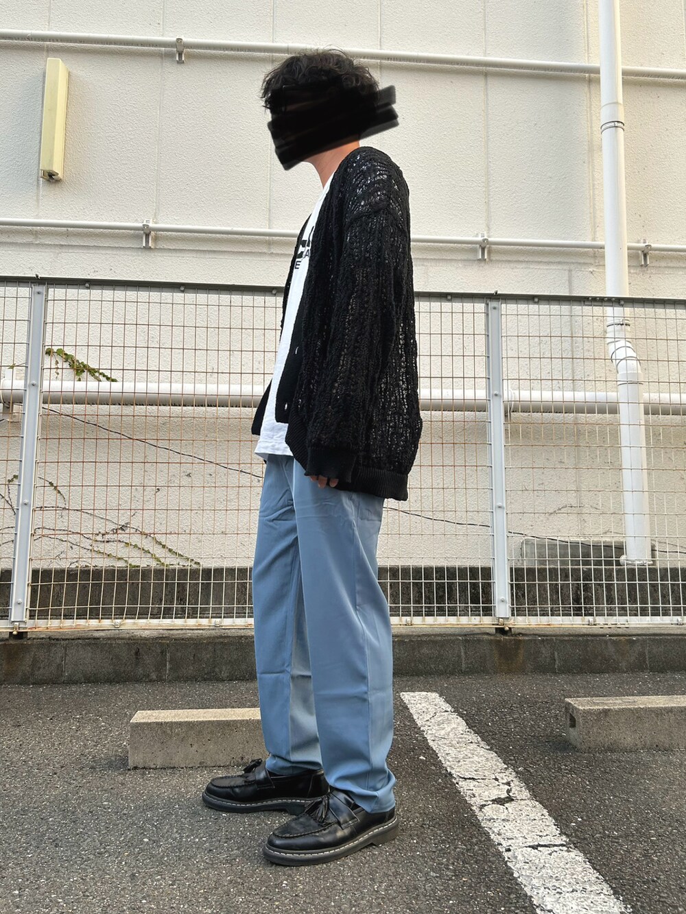 ホワイト系のTシャツ/カットソー、ブルー系のスラックス、ブラック系のローファーを着用したメンズの秋コーディネートの2枚目の写真