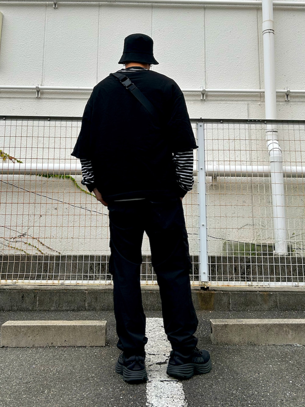 ブラック系のTシャツ/カットソー、ブラック系のボディバッグ/ウエストポーチ、ブラック系のボディバッグ/ウエストポーチを着用したメンズの秋コーディネートの3枚目の写真