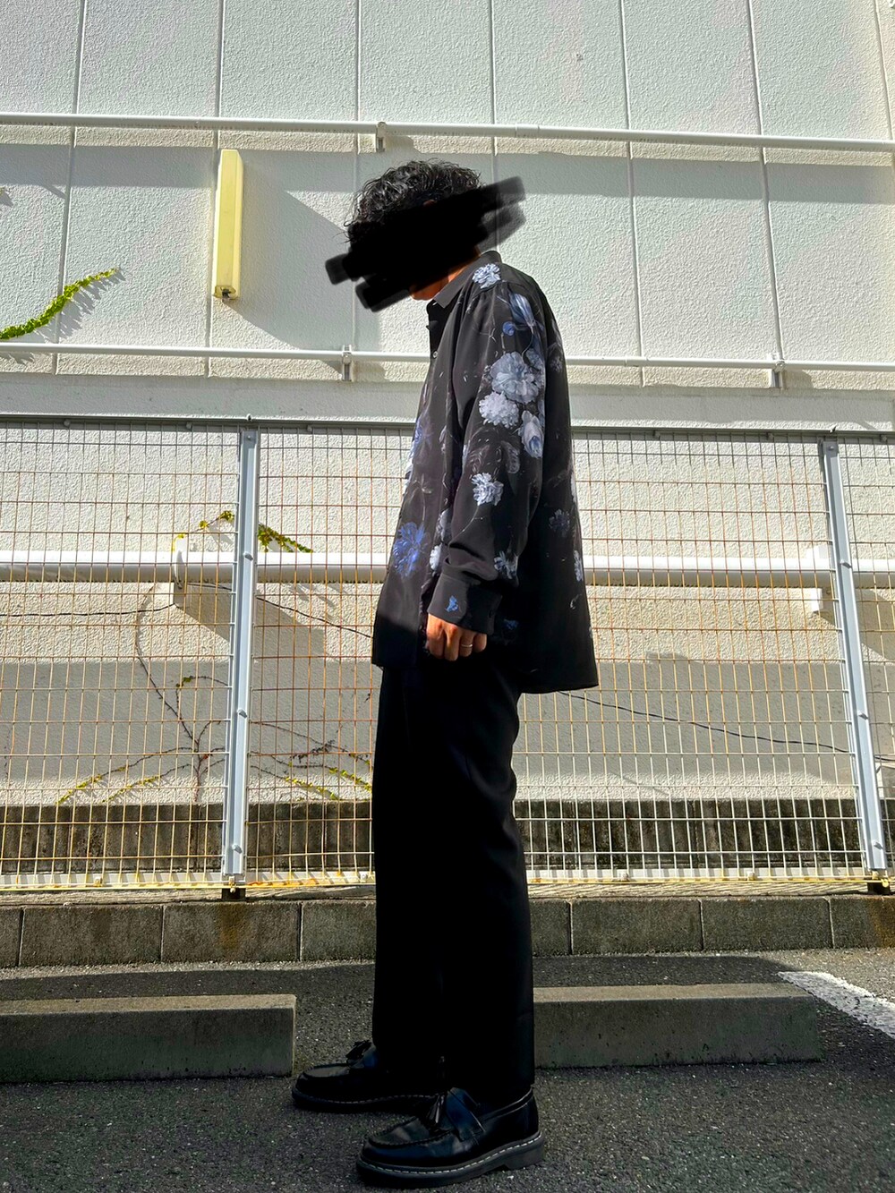 ブルー系のシャツ/ブラウス、ブラック系のスラックス、ブラック系のローファーを着用したメンズの夏コーディネートの2枚目の写真