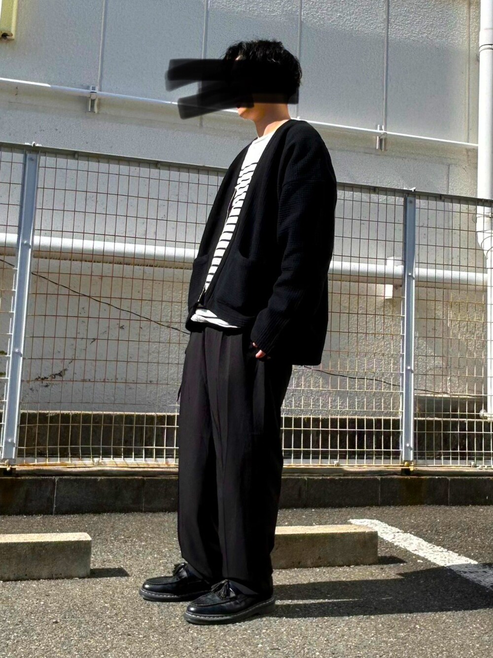 ブラック系のカーディガン/ボレロ、ブラック系のTシャツ/カットソー、ブラック系のスラックスを着用したメンズの春コーディネートの2枚目の写真