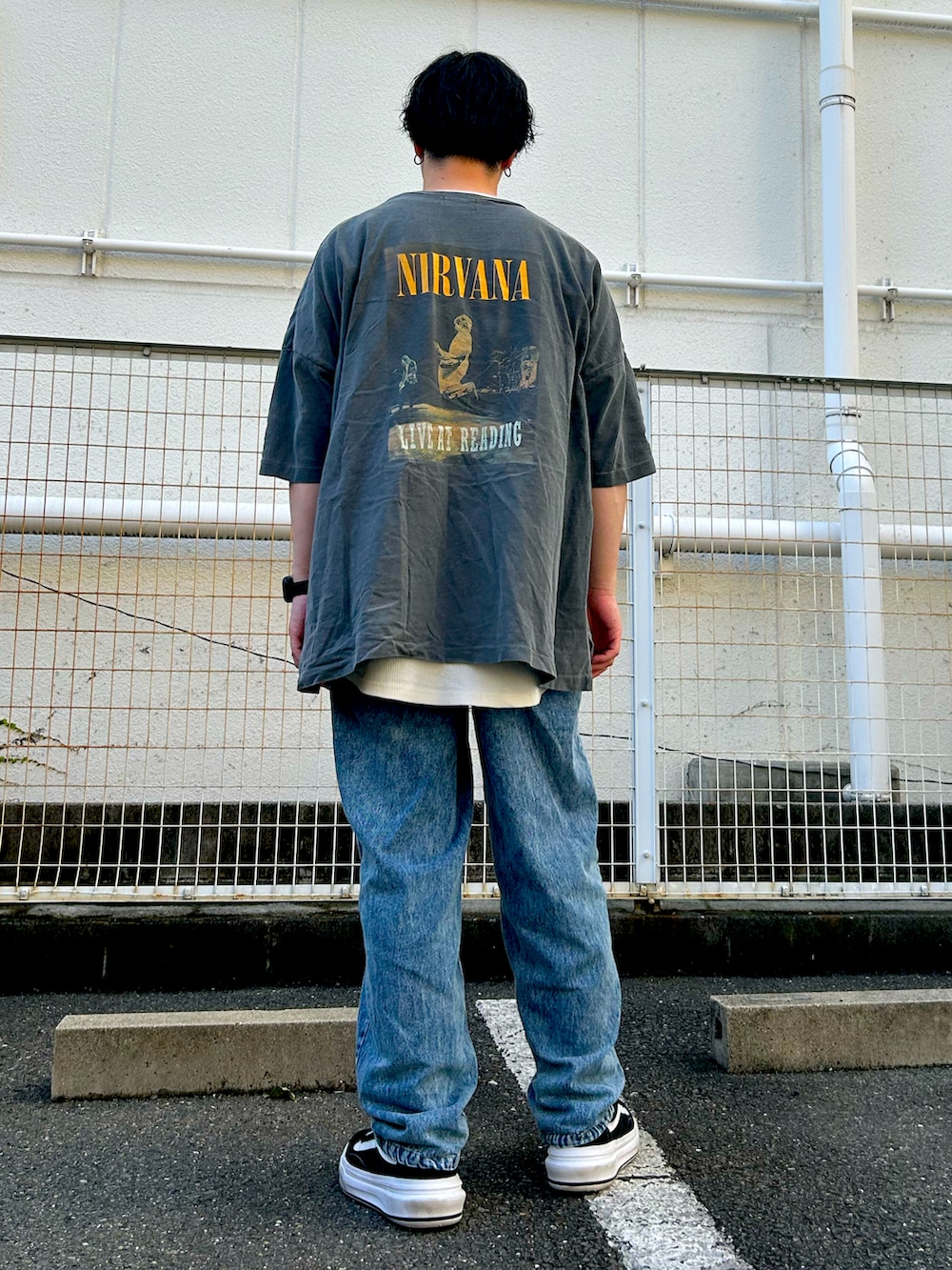 グレー系のTシャツ/カットソー、ブルー系のデニムパンツ、ブラック系のスニーカーを着用したメンズの夏コーディネートの3枚目の写真