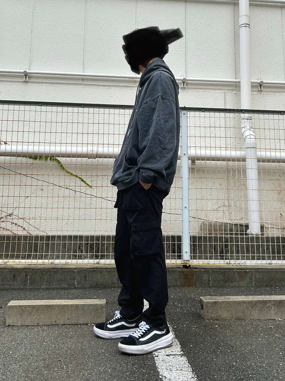 「オトナカジュアル、秋のコーデ、カジュアルコーデ、シンプルスタイル、プチプラ、パーカー、VANS、ストリート、カーゴパンツ、スニーカー、シンプルコーデ、Y-3、ラクチンコーデ、ストリートコーデ、カーゴパンツコーデ」｜「MASONPRINCEの【日本別注・ZOZOTOWN限定】 MPオリジナル ビッグシルエット ヴィンテージ加工 ロックパーカー WY6117【M.P Studios】（パーカー、グレー系）」を使った、ひろやん。さん（メンズ・172cm）の秋コーディネートの2枚目の写真