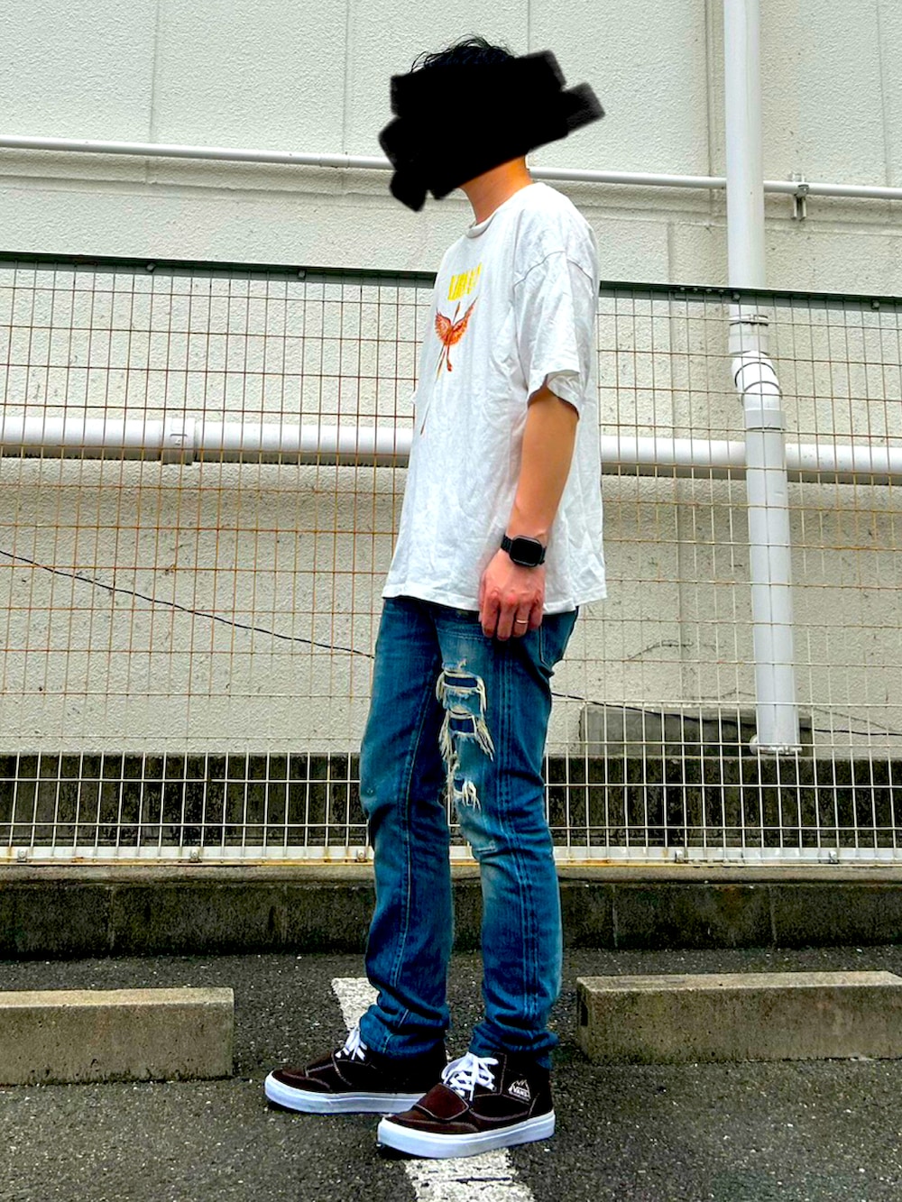 ホワイト系のTシャツ/カットソー、ブルー系のデニムパンツ、ブラウン系のスニーカーを着用したメンズの夏コーディネートの2枚目の写真