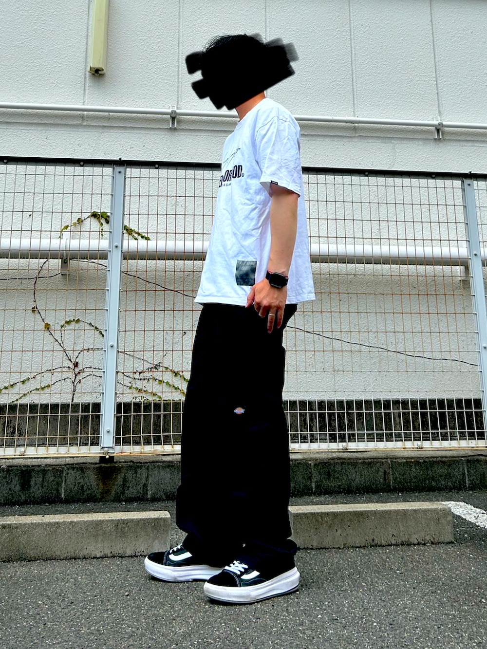 ホワイト系のTシャツ/カットソー、ホワイト系のTシャツ/カットソー、ブラック系のチノパンツを着用したメンズの夏コーディネートの2枚目の写真