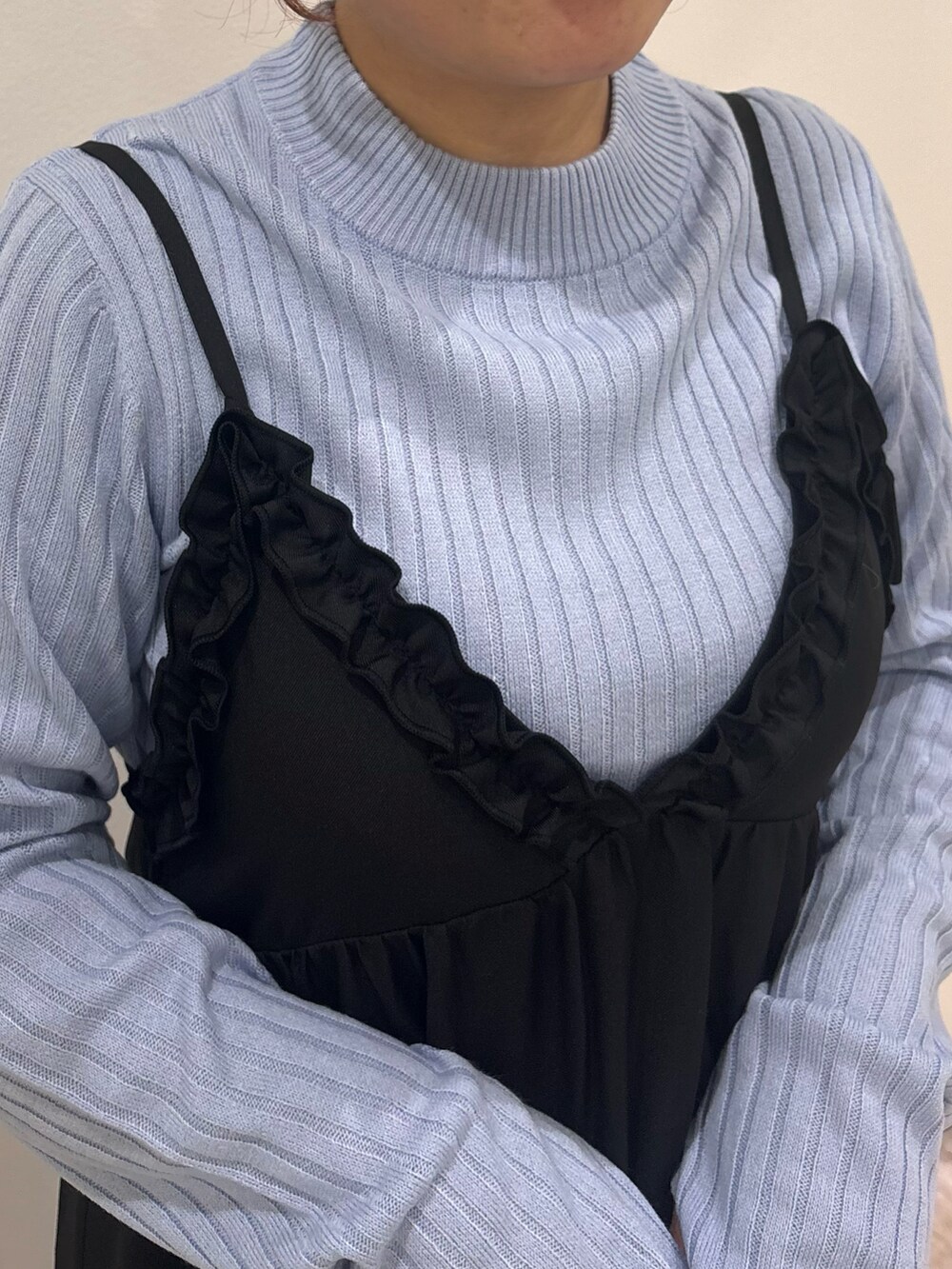 ブルー系のニット/セーター、ブラック系のワンピース、ホワイト系のブルゾンを着用したレディースの秋コーディネートの3枚目の写真