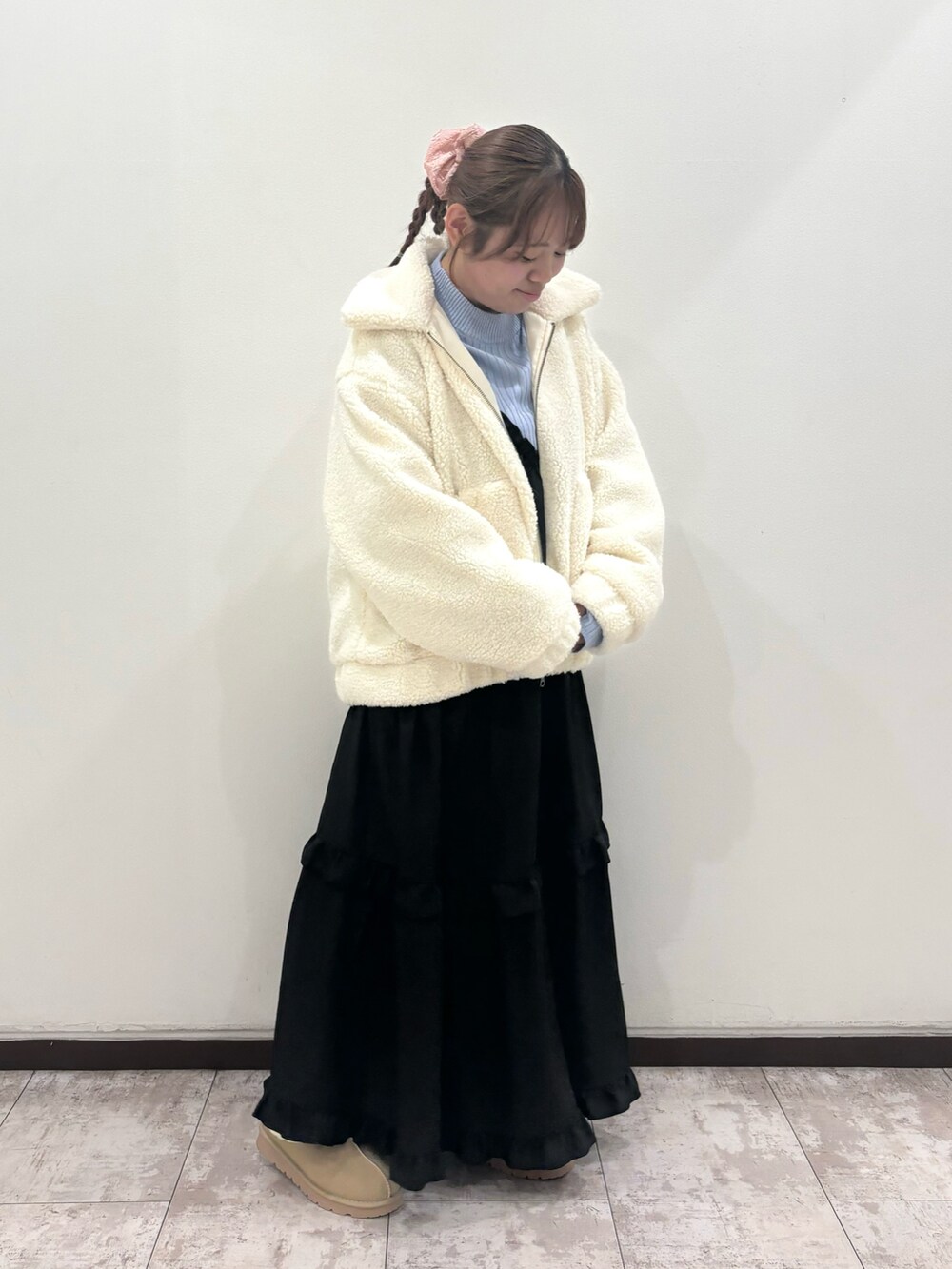 ブルー系のニット/セーター、ブラック系のワンピース、ホワイト系のブルゾンを着用したレディースの秋コーディネートの2枚目の写真