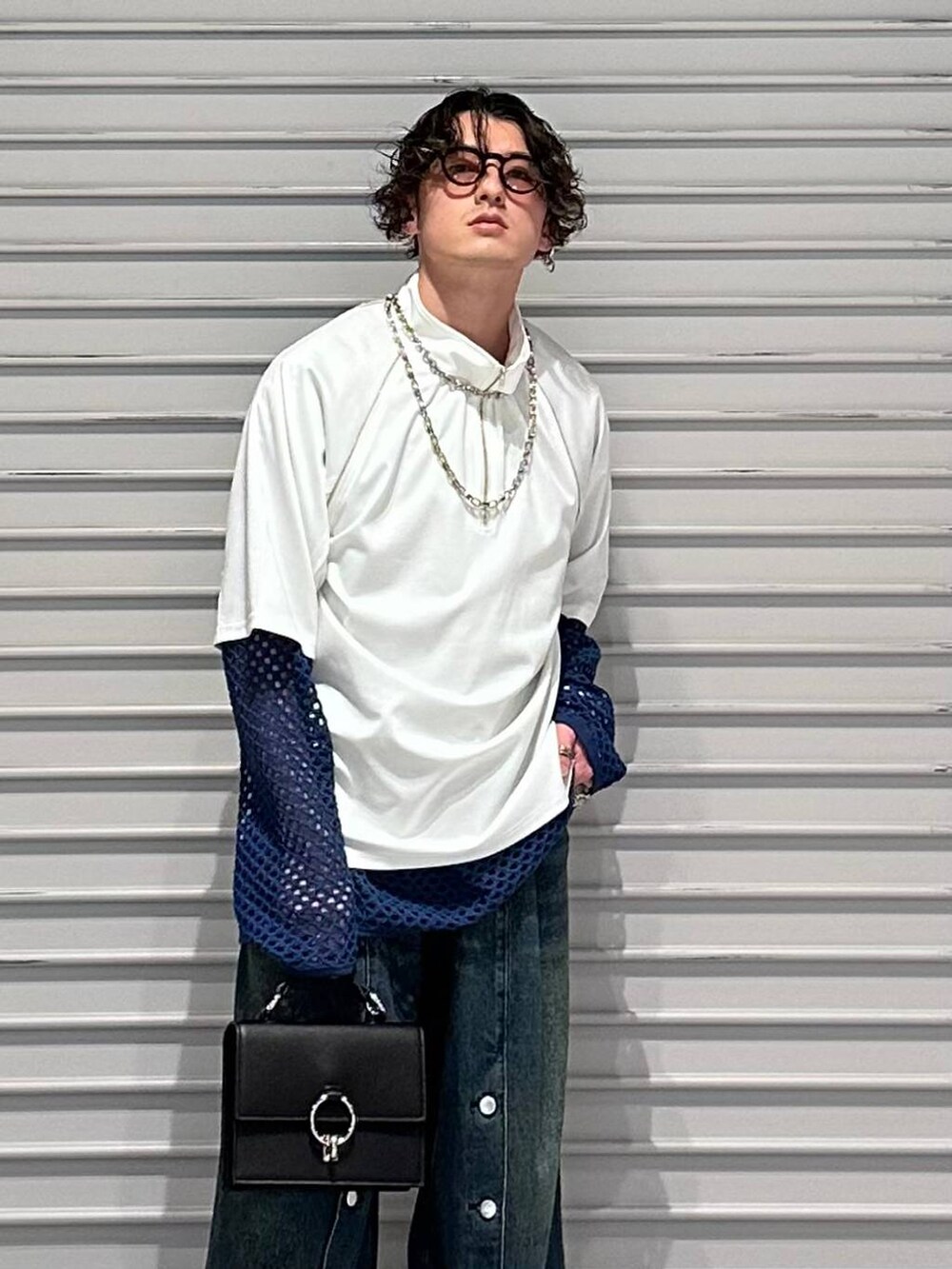 ブラック系のドレスシューズ、ブラック系のショルダーバッグ、ホワイト系のTシャツ/カットソーを着用したメンズの春コーディネートの2枚目の写真