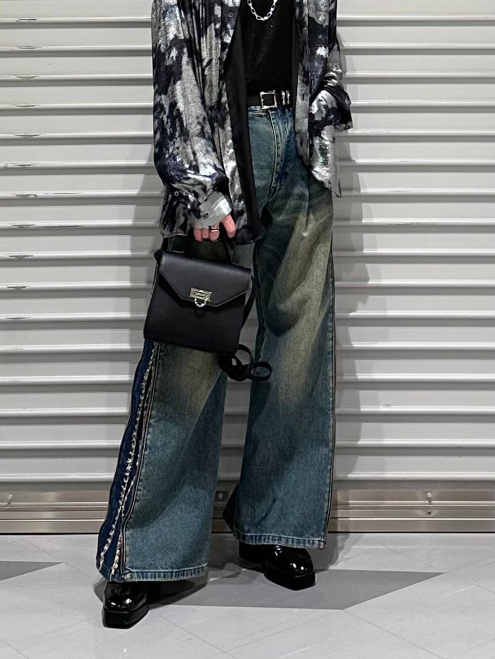 ブラック系のドレスシューズ、ブラック系のショルダーバッグ、ブラック系のシャツ/ブラウスを着用したメンズの春コーディネートの3枚目の写真