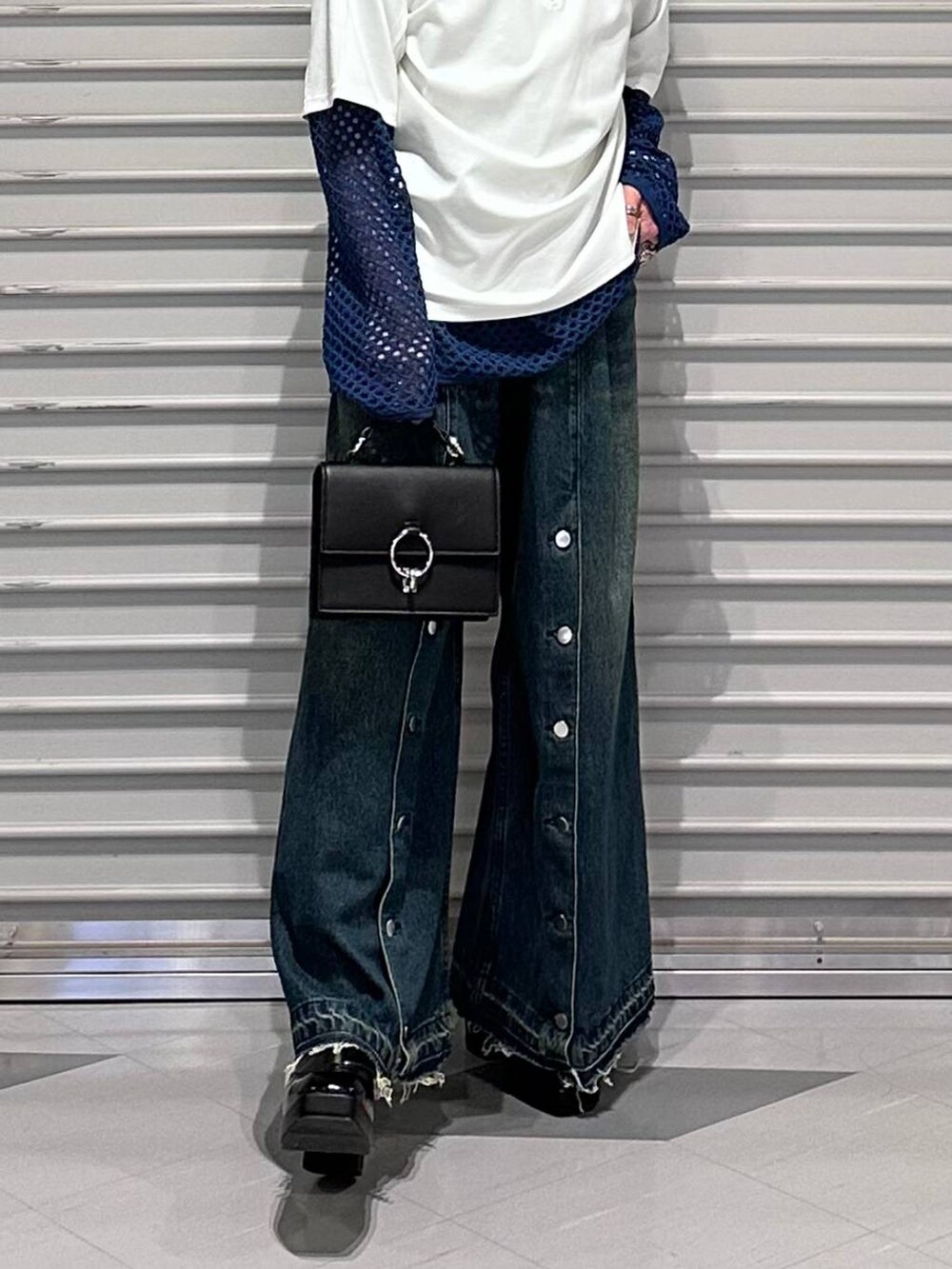 ブラック系のドレスシューズ、ブラック系のショルダーバッグ、ホワイト系のTシャツ/カットソーを着用したメンズの春コーディネートの3枚目の写真